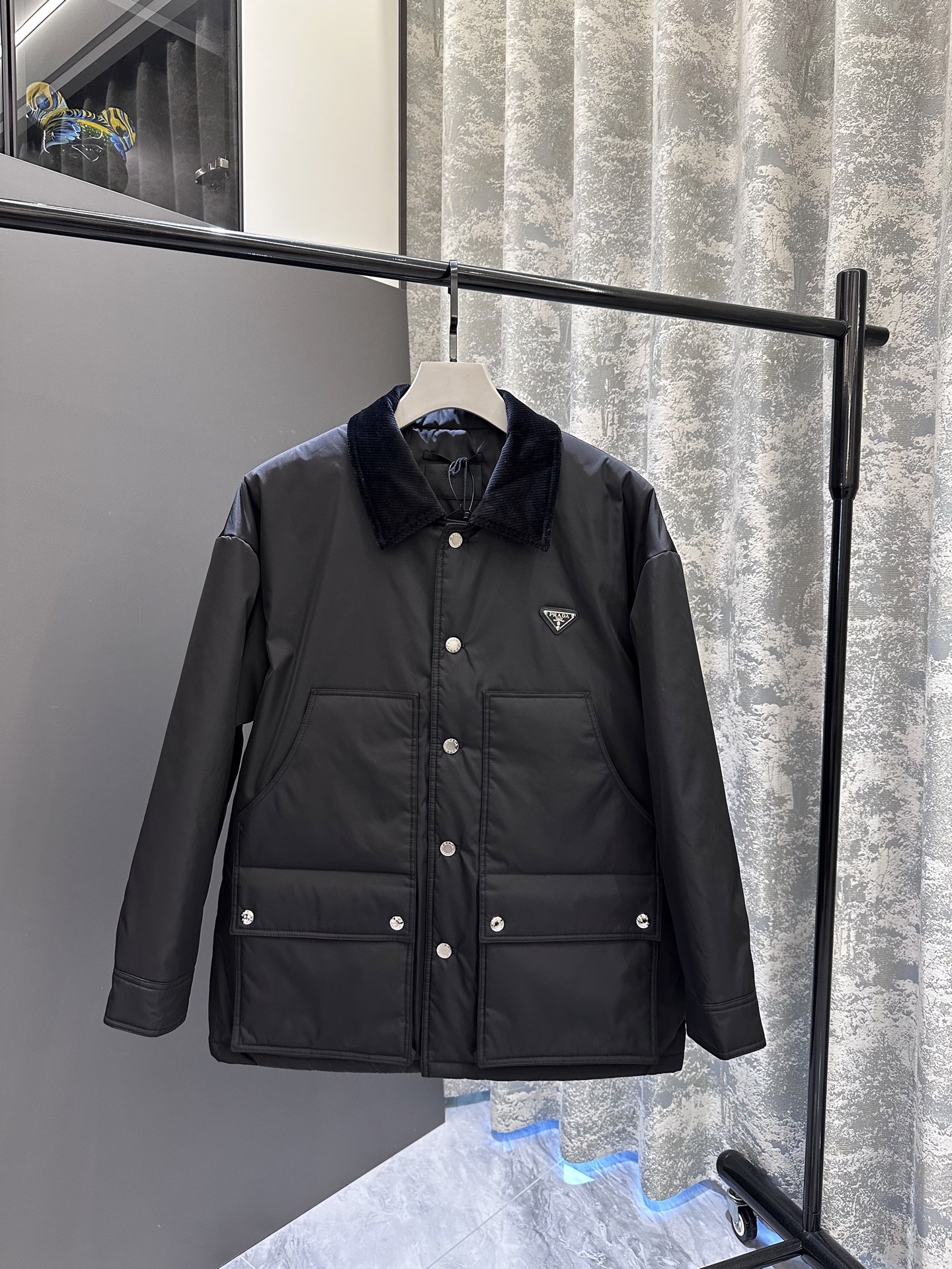 프라다 Prada 패딩。