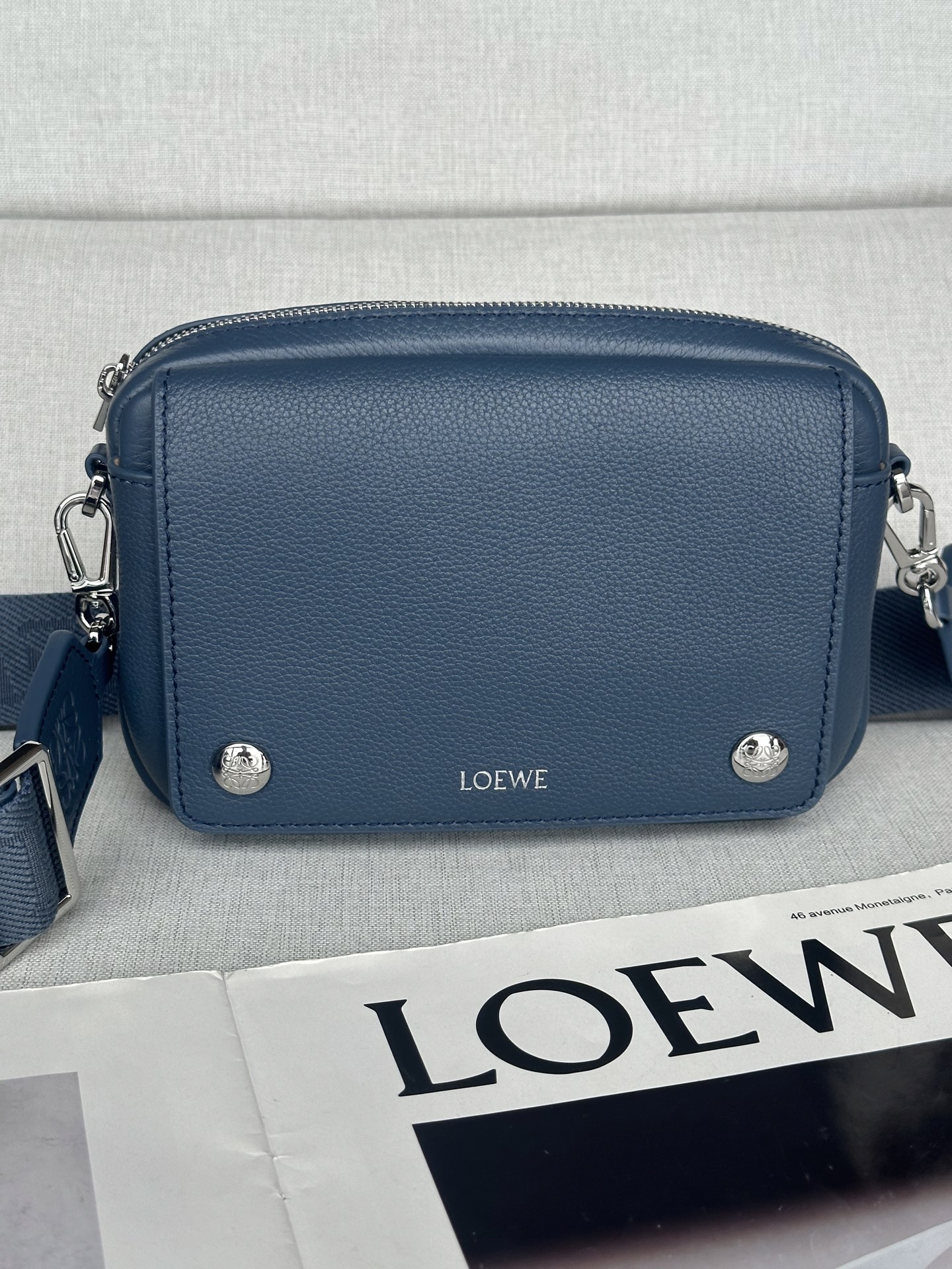 로에베 Loewe A75 Small Pebble Messenger Bag in Supple Grained Calfskin 20cm