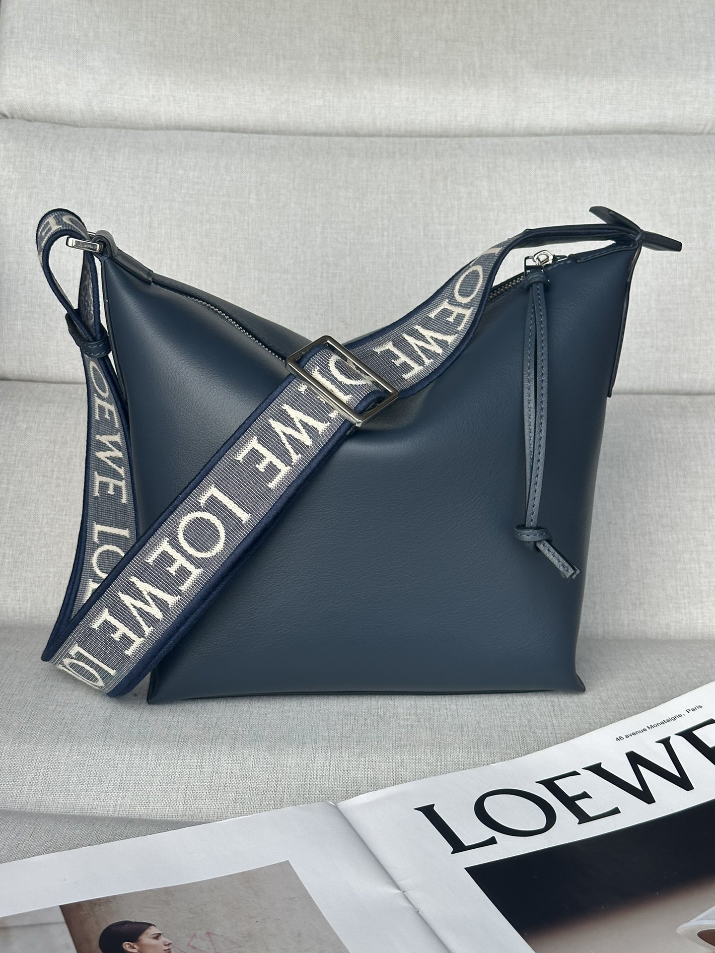 로에베 Loewe 2201S Small Cubi Crossbody Bag in Supple Smooth Calfskin 29.5cm