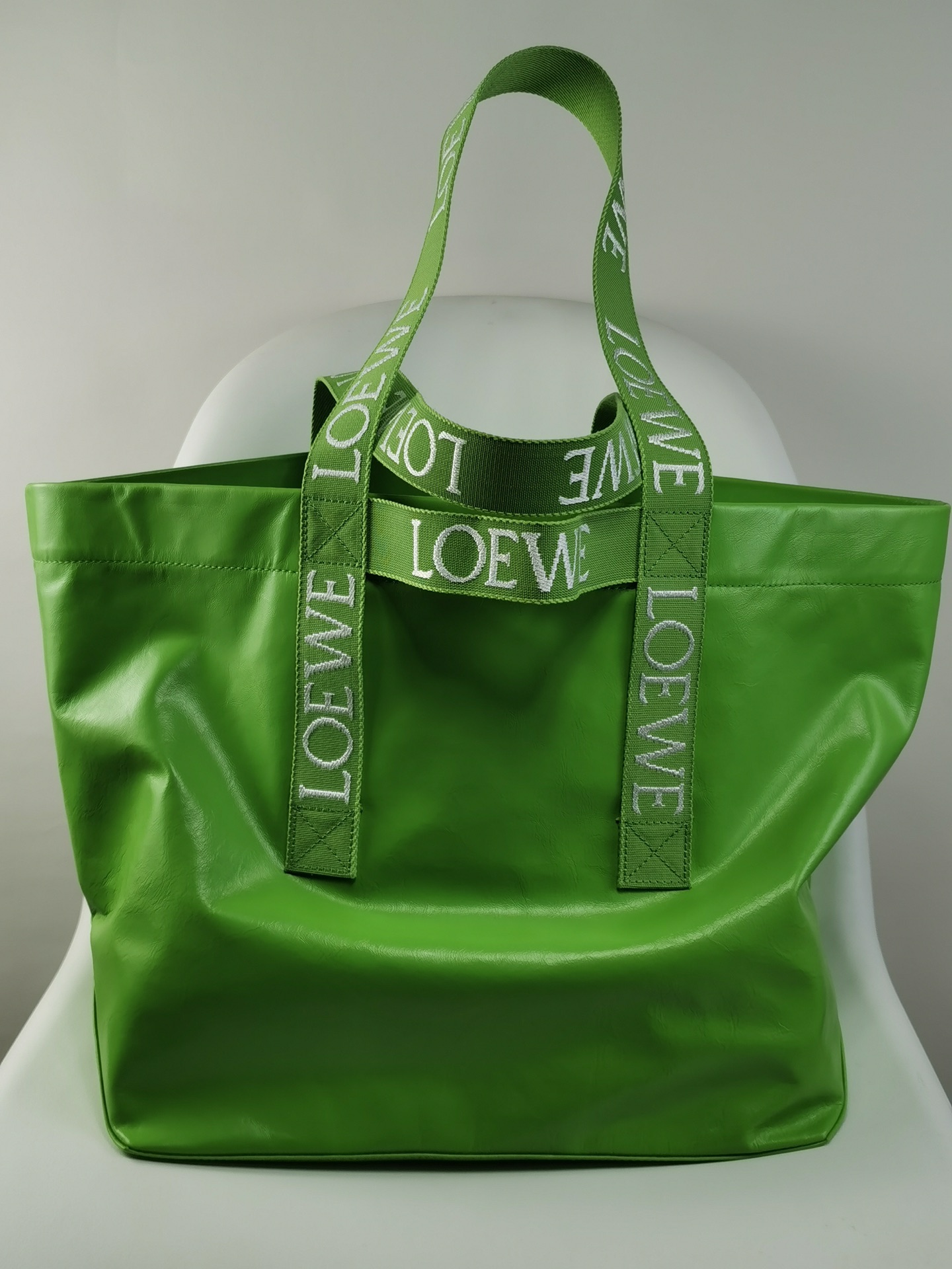 로에베 Loewe 2205 Fold Shopper in Paper Calfskin