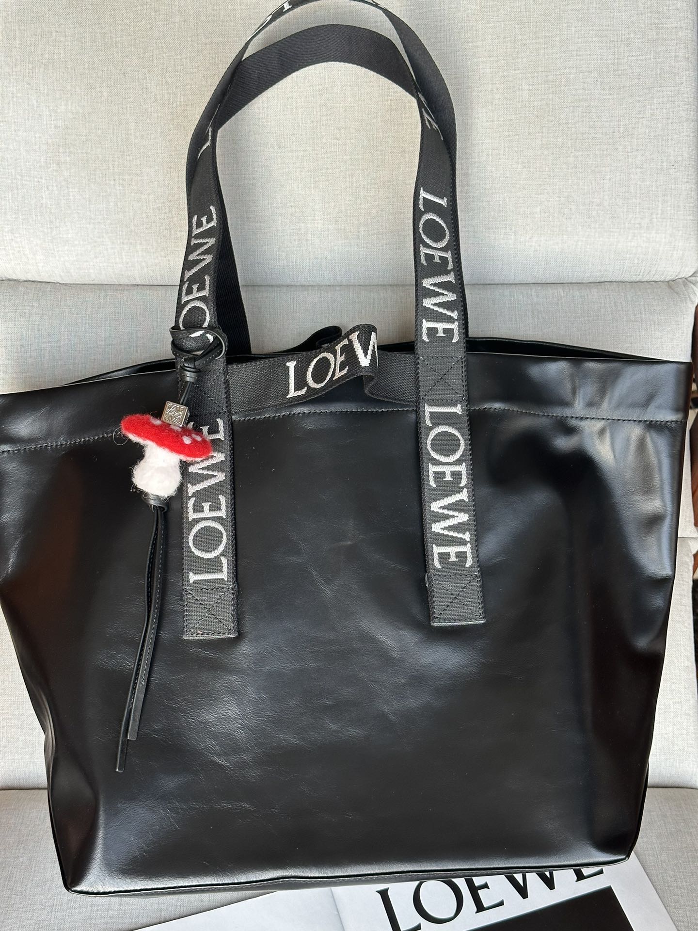 로에베 Loewe 2205 Fold Shopper in Paper Calfskin
