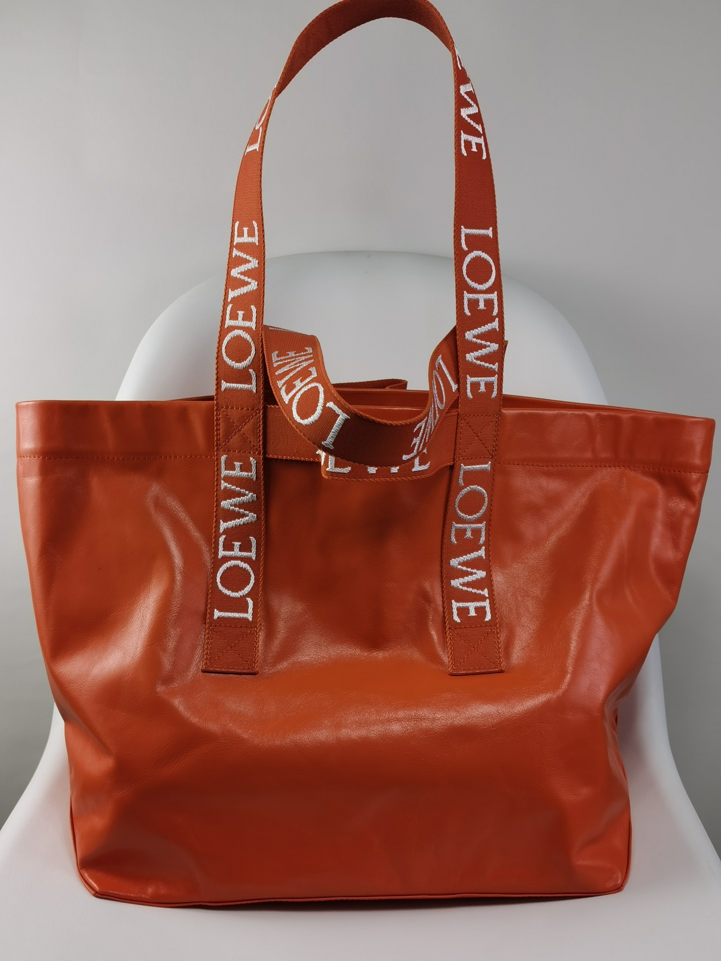 로에베 Loewe 2205 Fold Shopper in Paper Calfskin