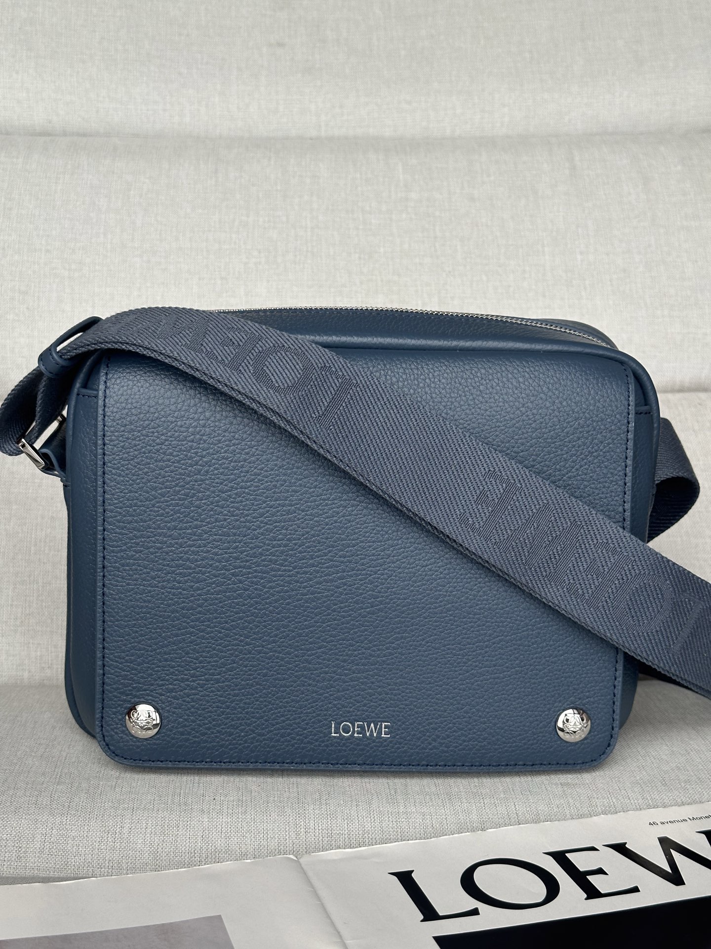 로에베 Loewe BANBA73X01 Medium Pebble Messenger Bag in Supple Grained Calfskin