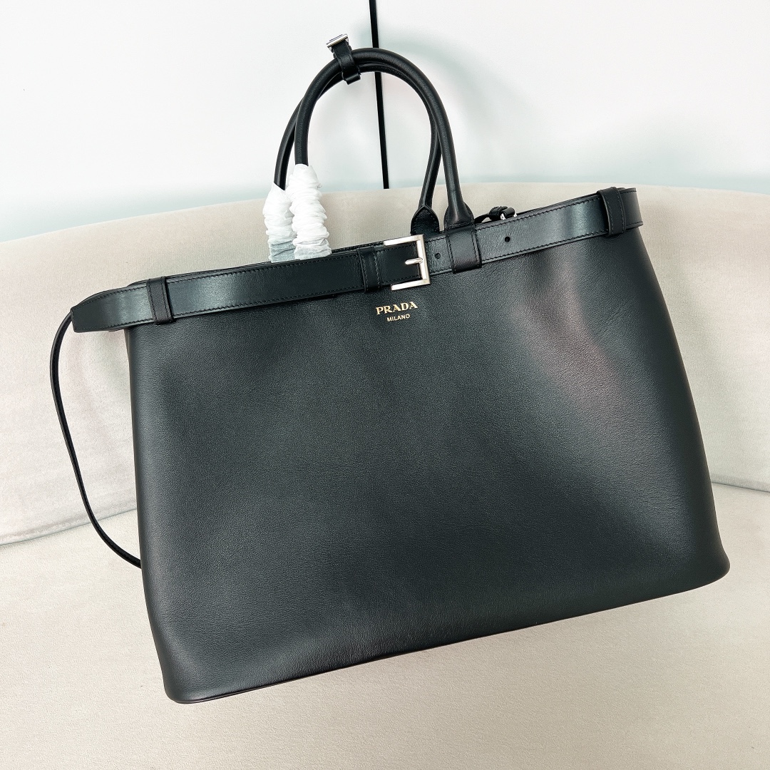 프라다 Prada 2VG126 벨트가 달린 가죽  버클 백 48cm