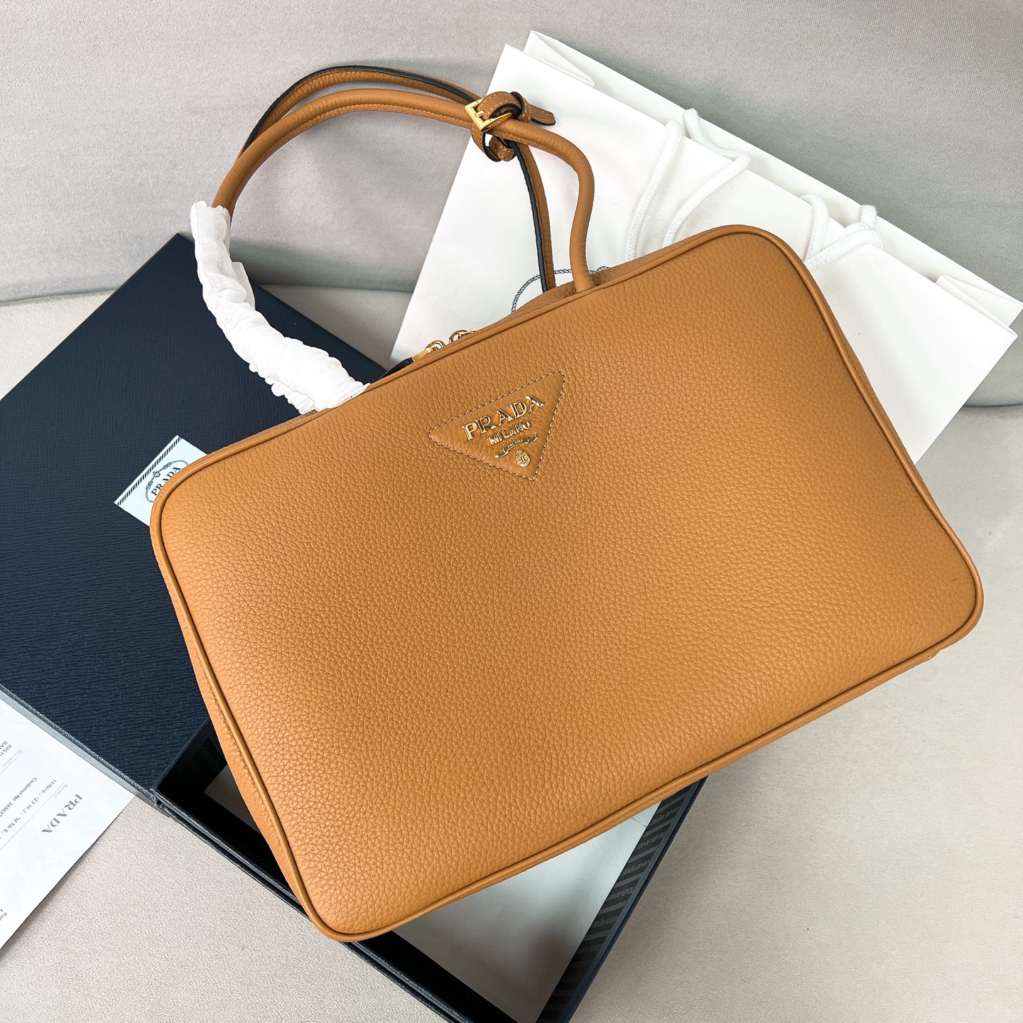 프라다 Prada 1BB128 라지 가죽 탑 핸들 백 35cm