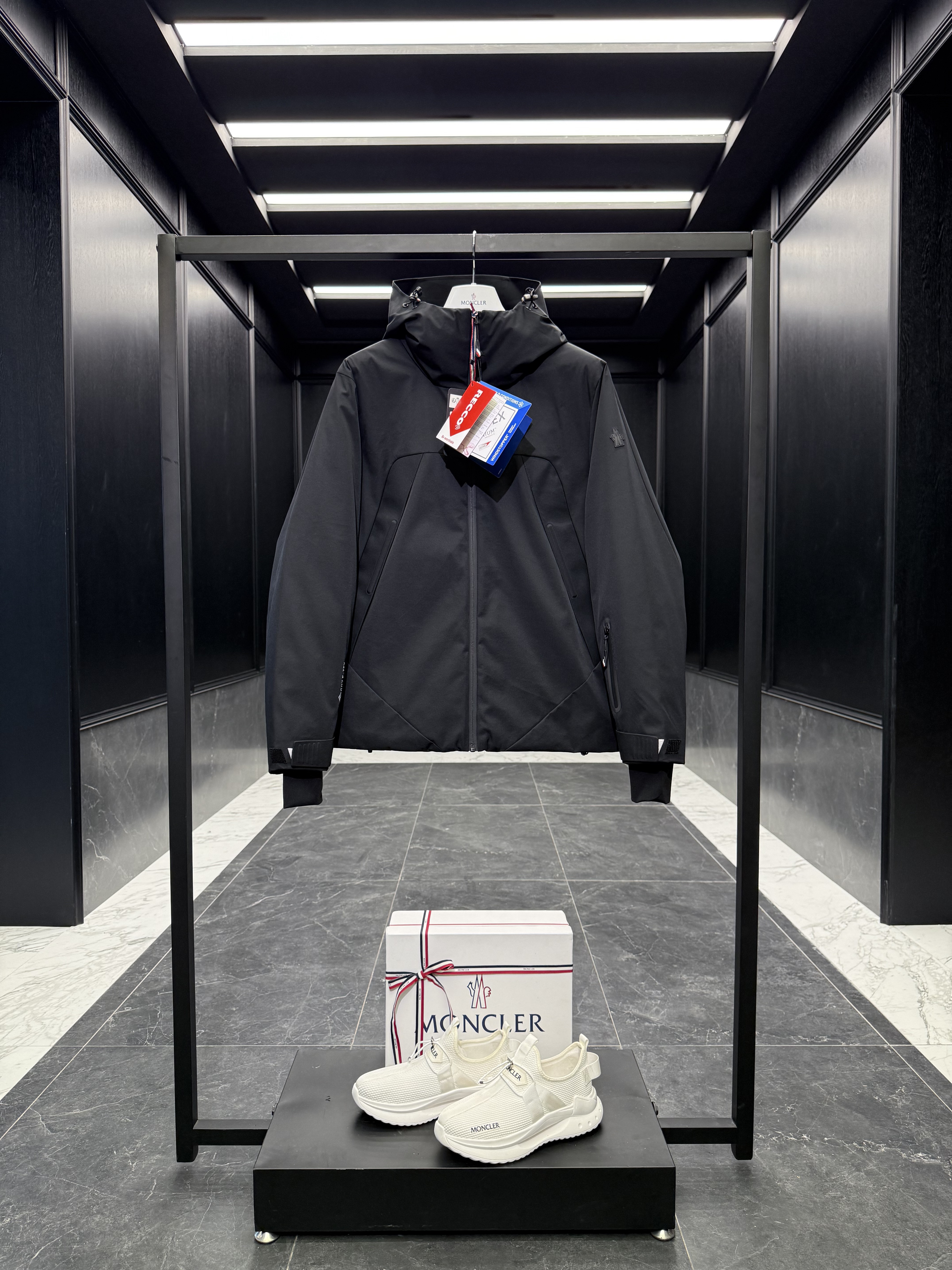 몽클레어 Moncler Grenoble 다운재킷.
