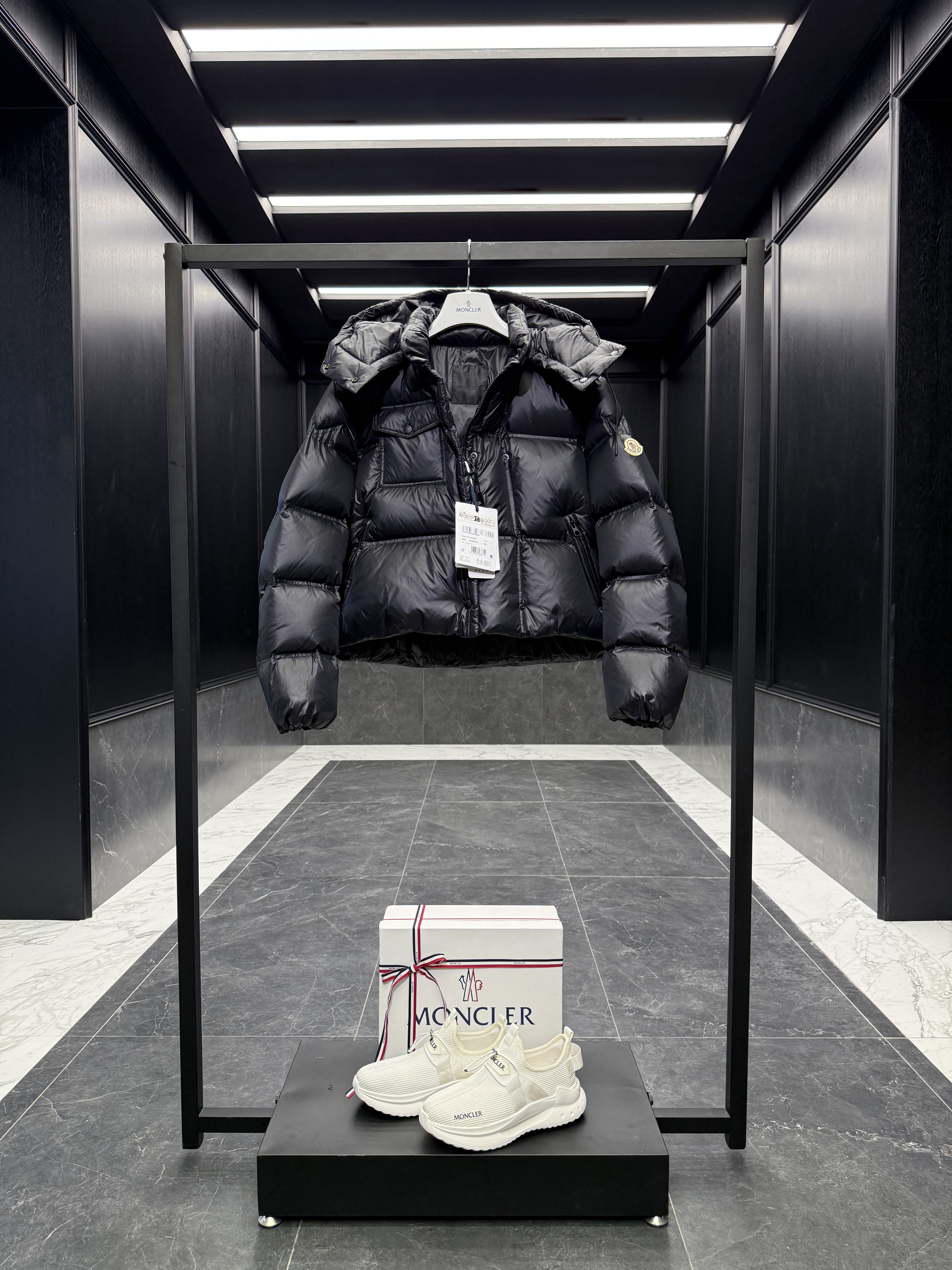 몽클레어 Moncler Erea 다운재킷.
