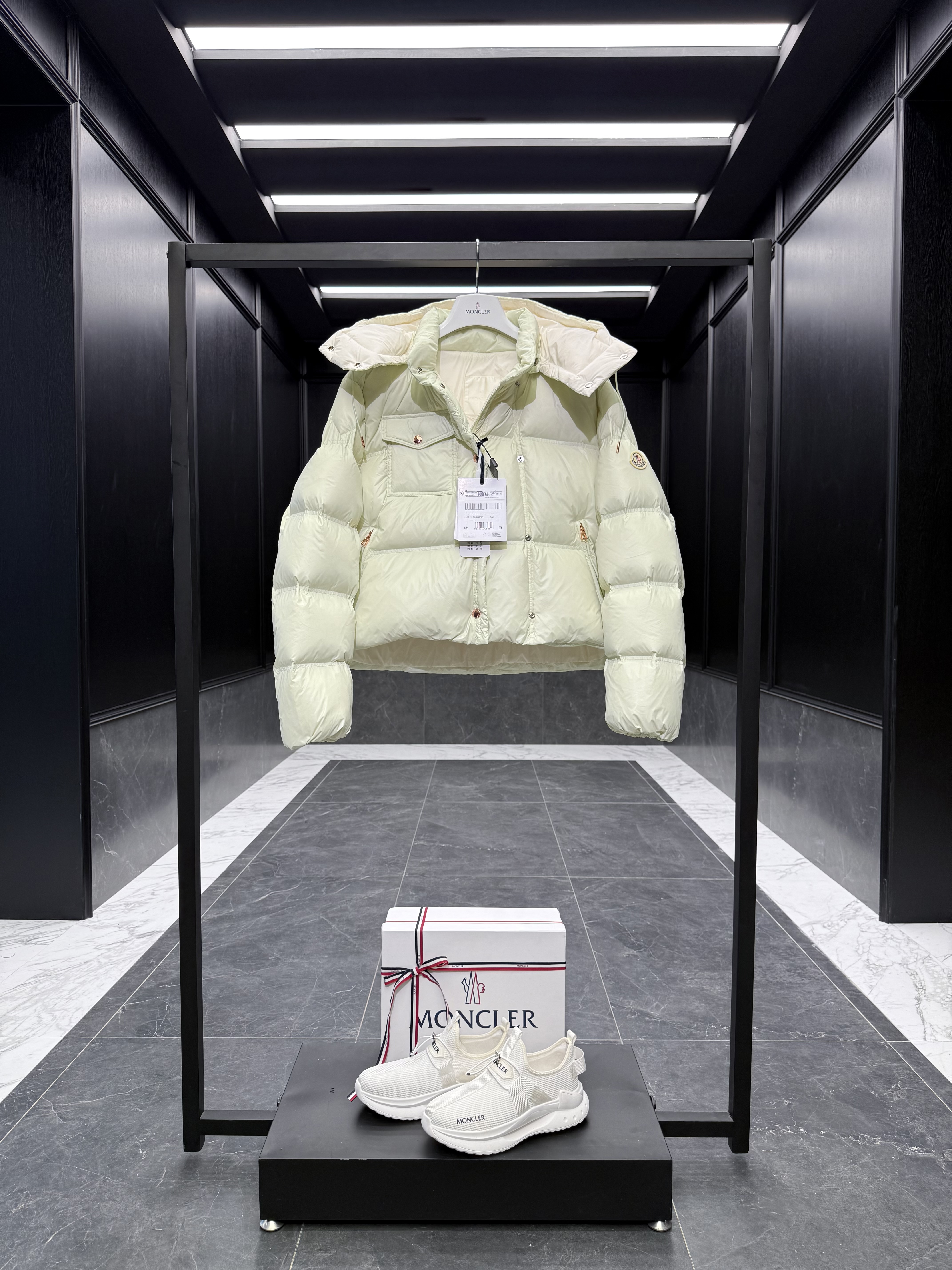 몽클레어 Moncler Erea 다운재킷.
