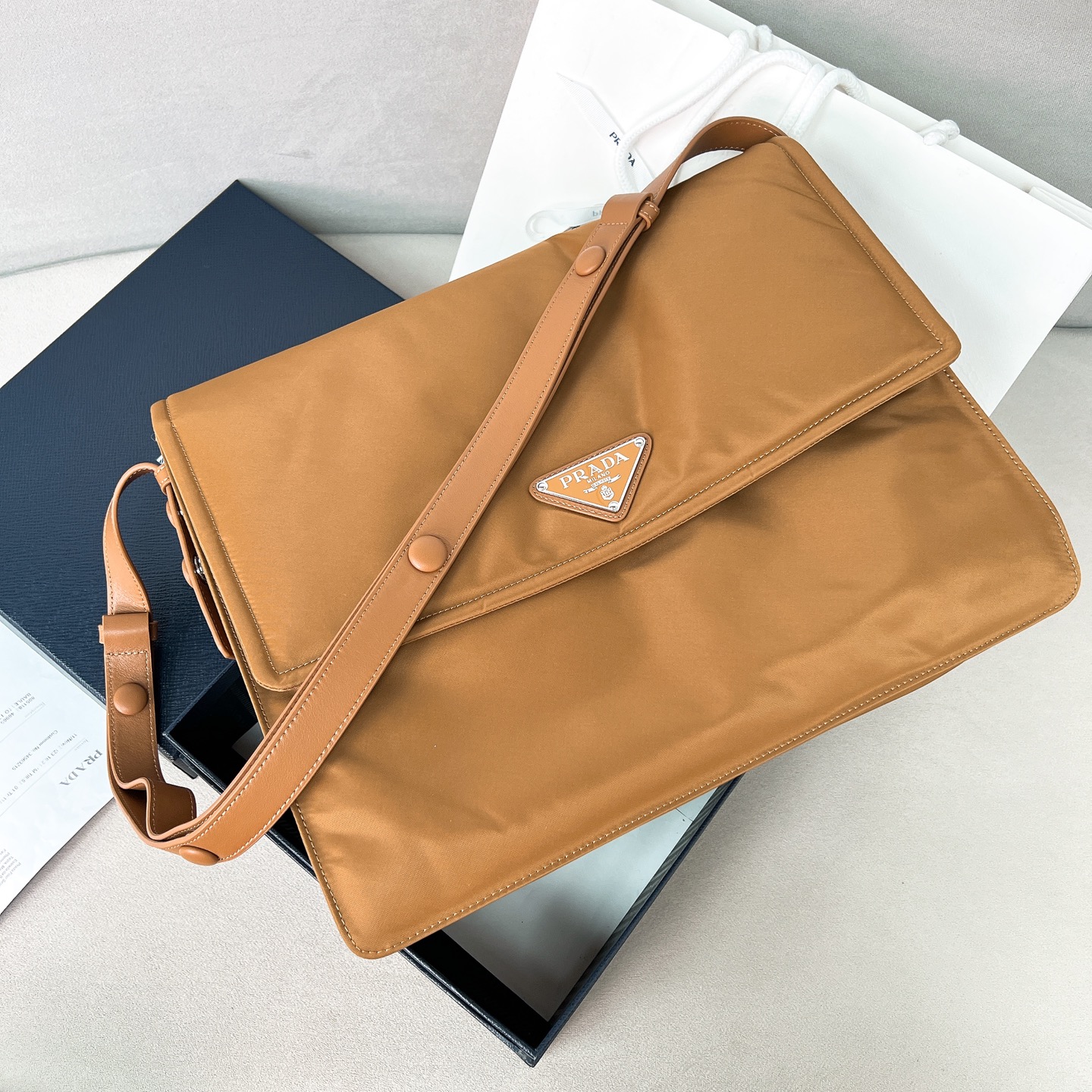 프라다 Prada 1BD256 트래블러 미디엄 리나일론 패딩 숄더백 36CM