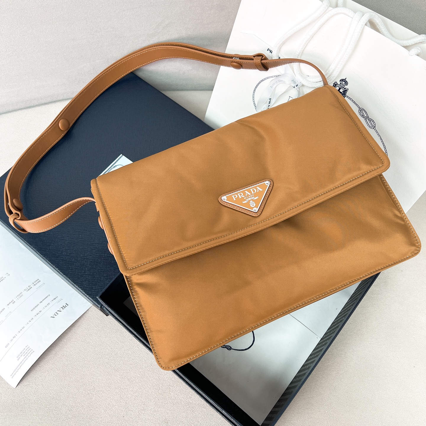 프라다 Prada 1BD255 트래블러 미디엄 리나일론 패딩 숄더백 30CM