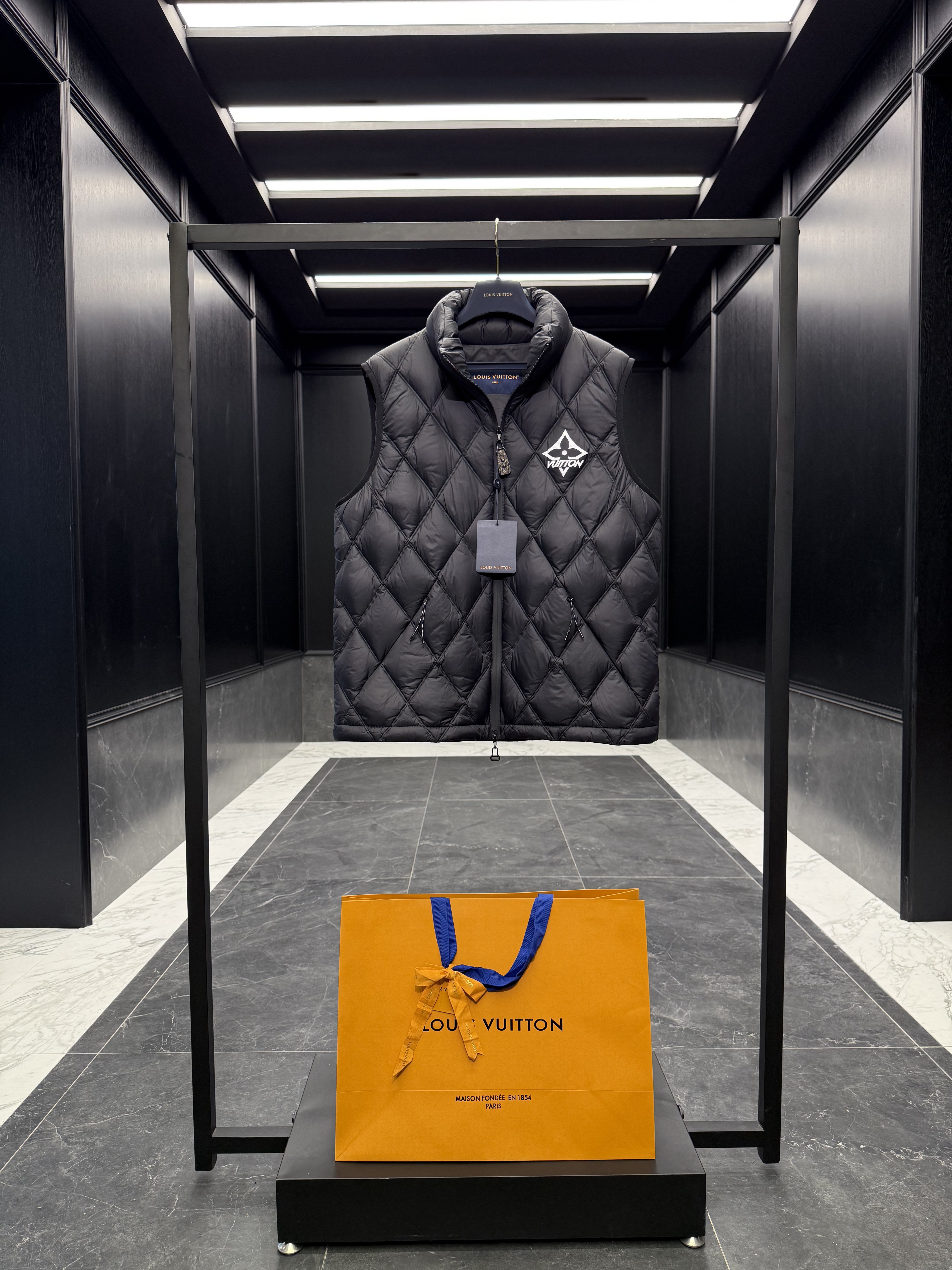 루이비통 Louis Vuitton 조끼 패딩