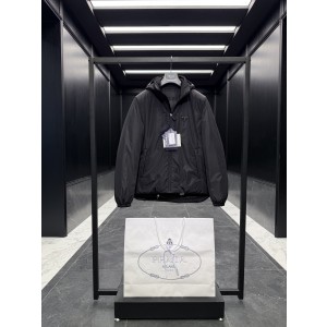 프라다 Prada 다운재킷。