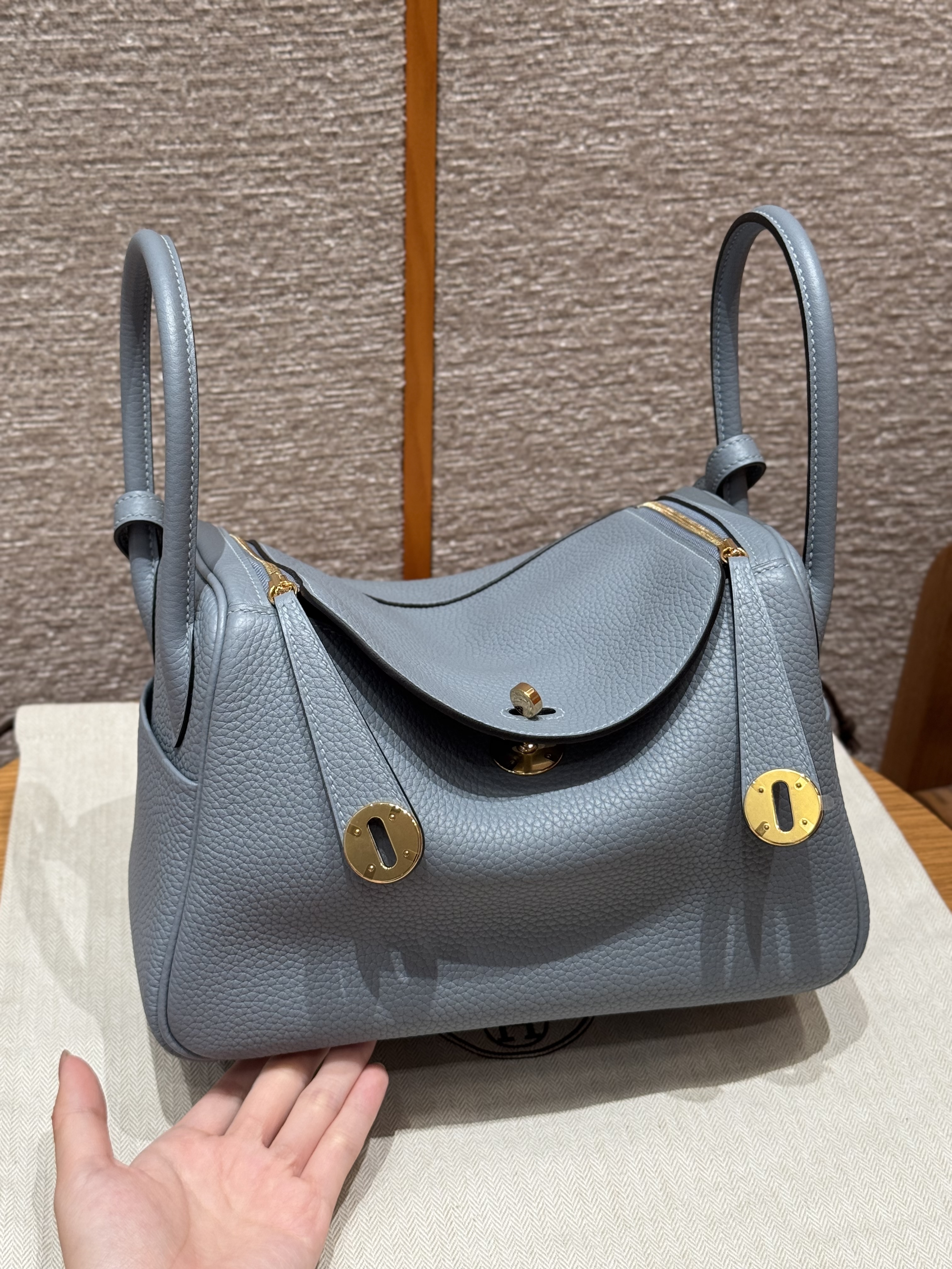 에르메스 Hermes Lindy 26cm Clemence J7 Blue Lin/gold