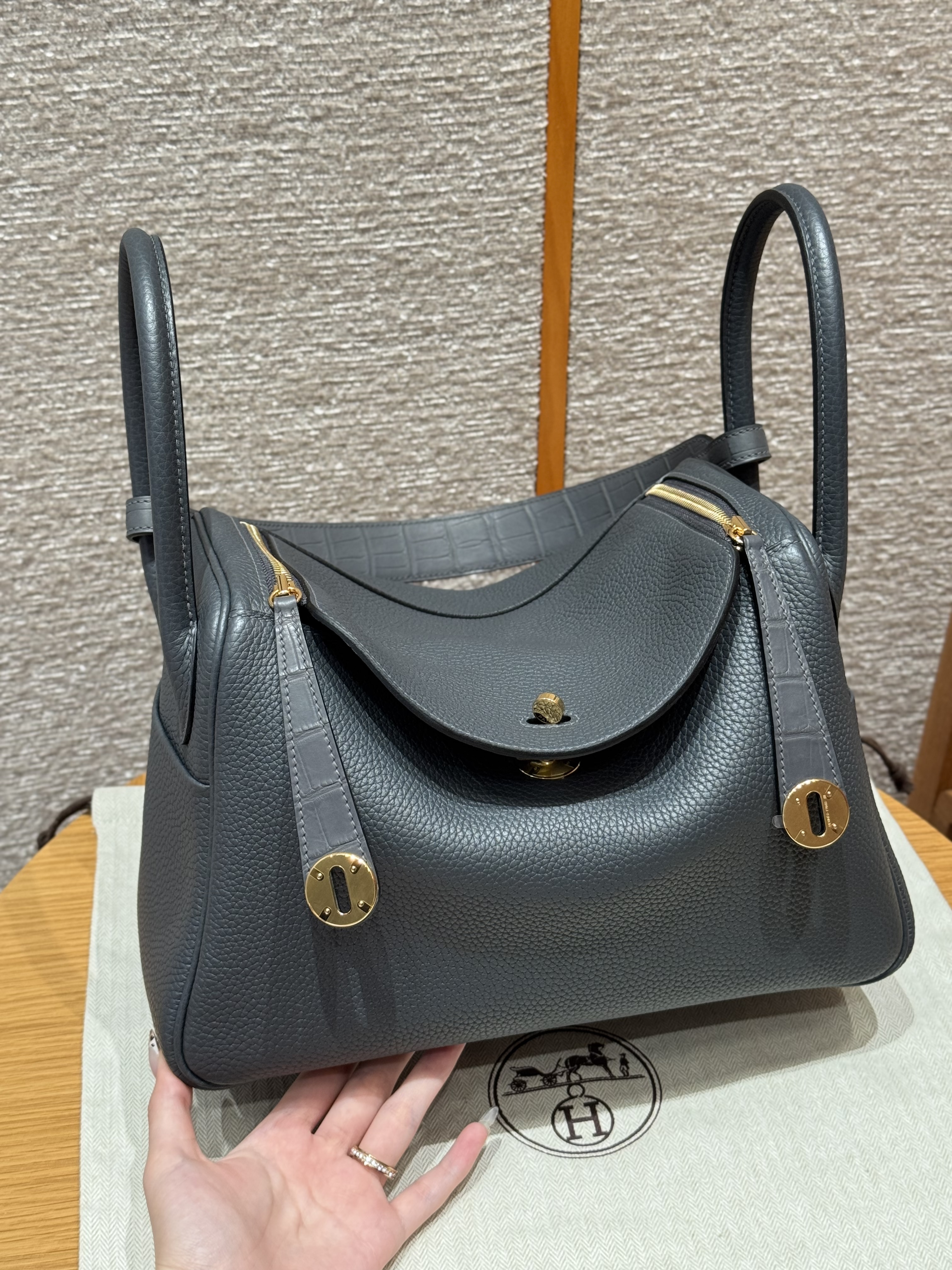 에르메스 Hermes Lindy 30cm Clemence 88 Graphite/gold