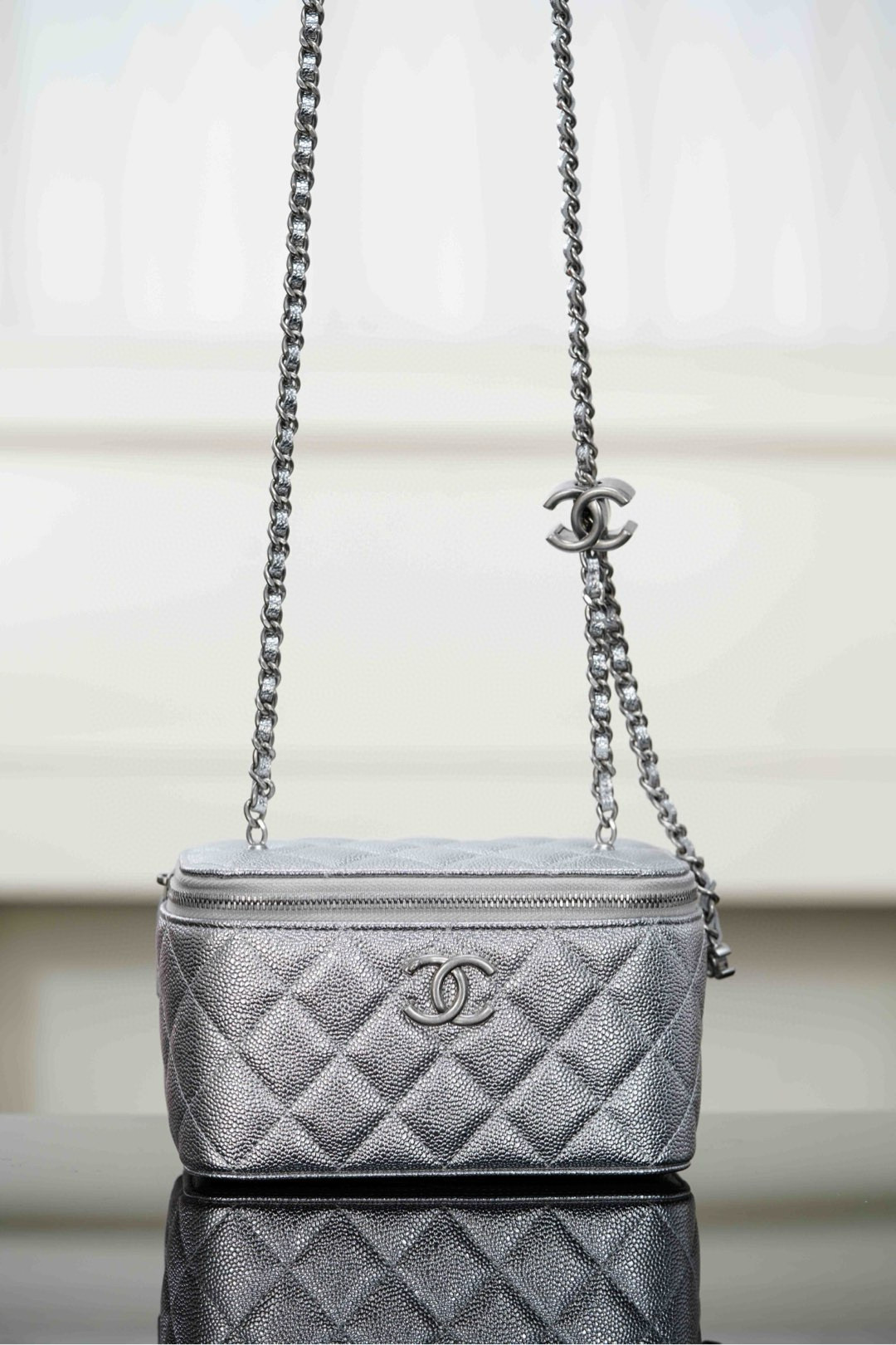 샤넬 Chanel 25B Vanity with Chain silver 17cm