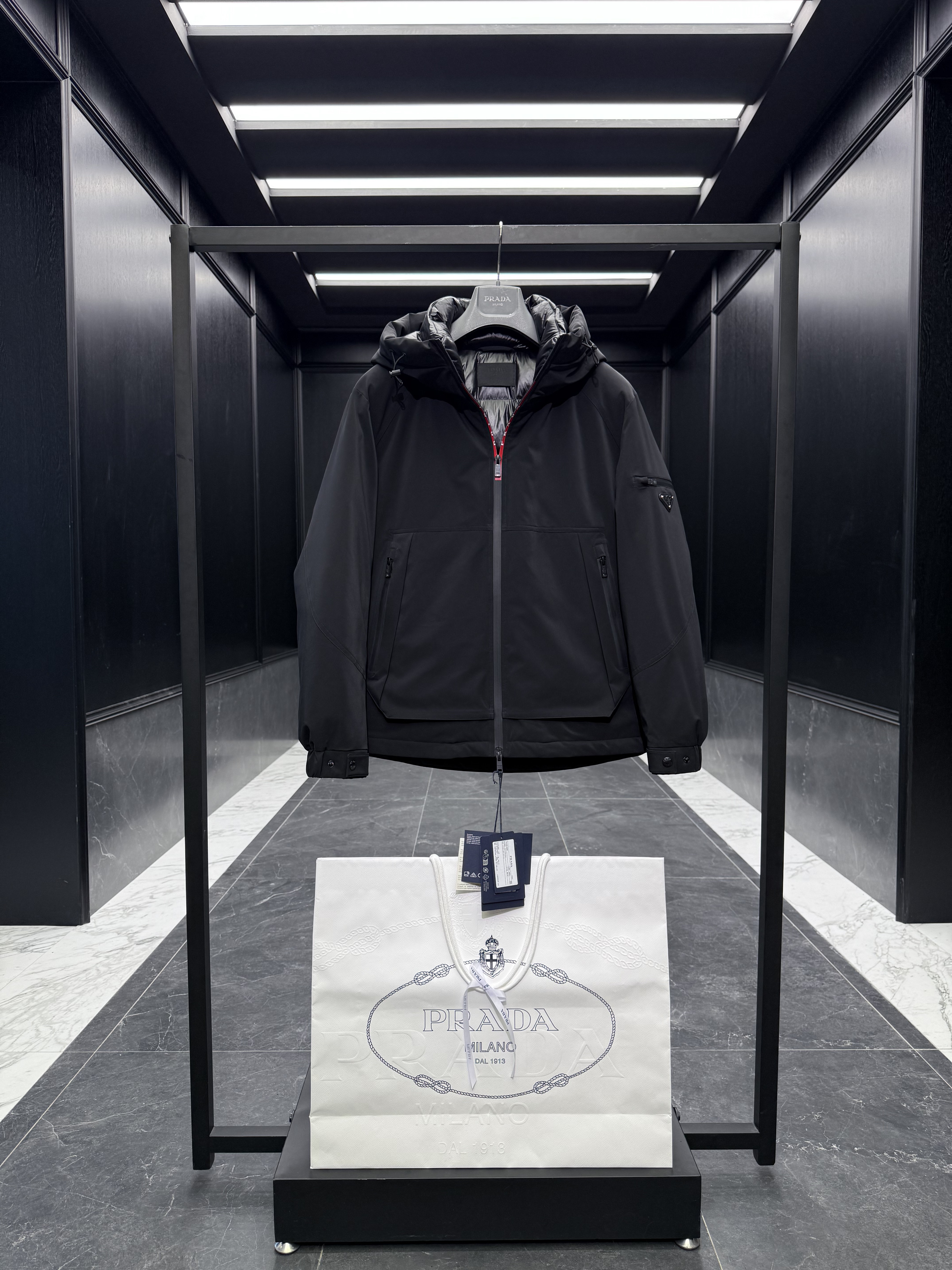 프라다 Prada 다운재킷。