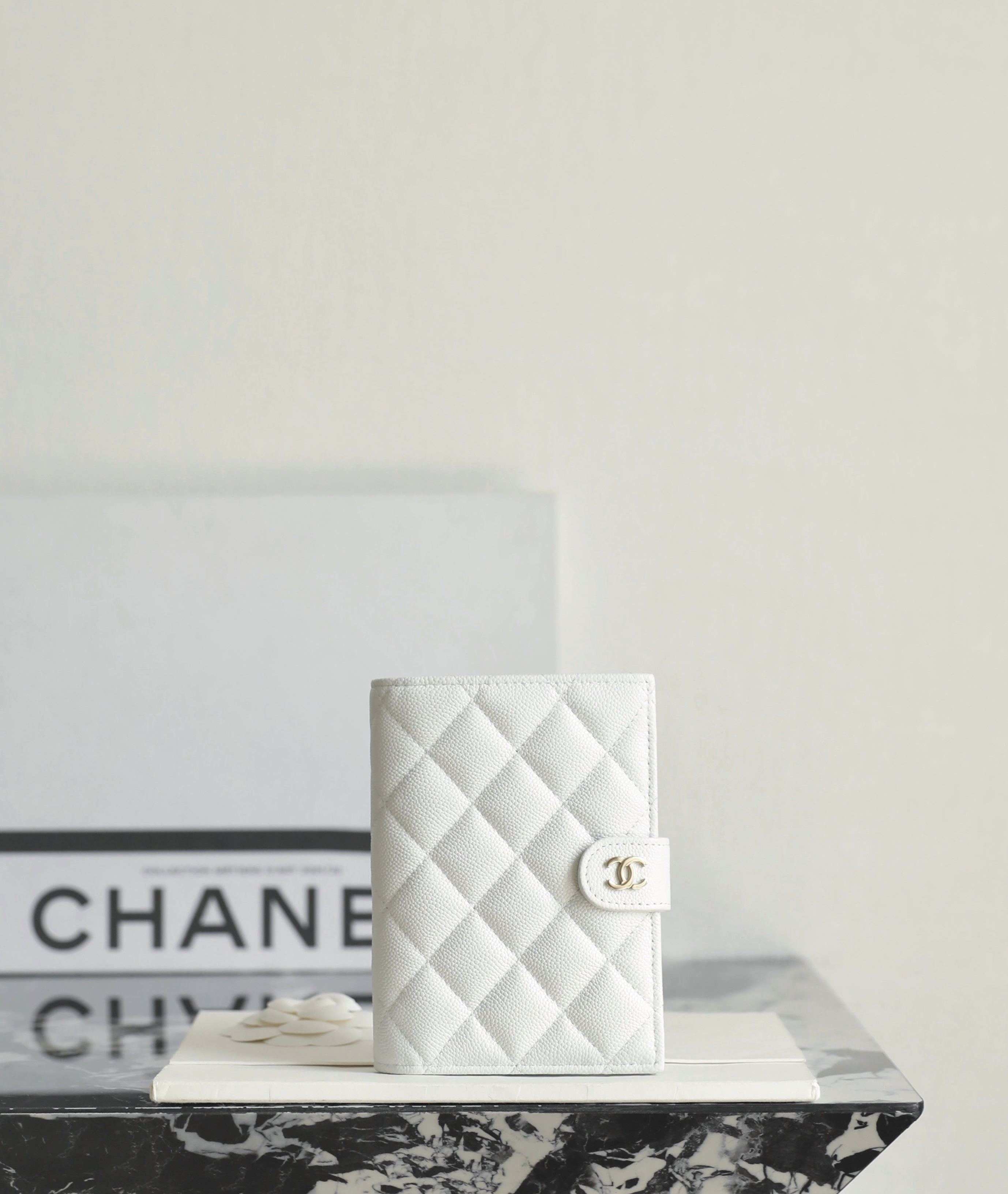 샤넬 Chanel Passport Holder C-55 White