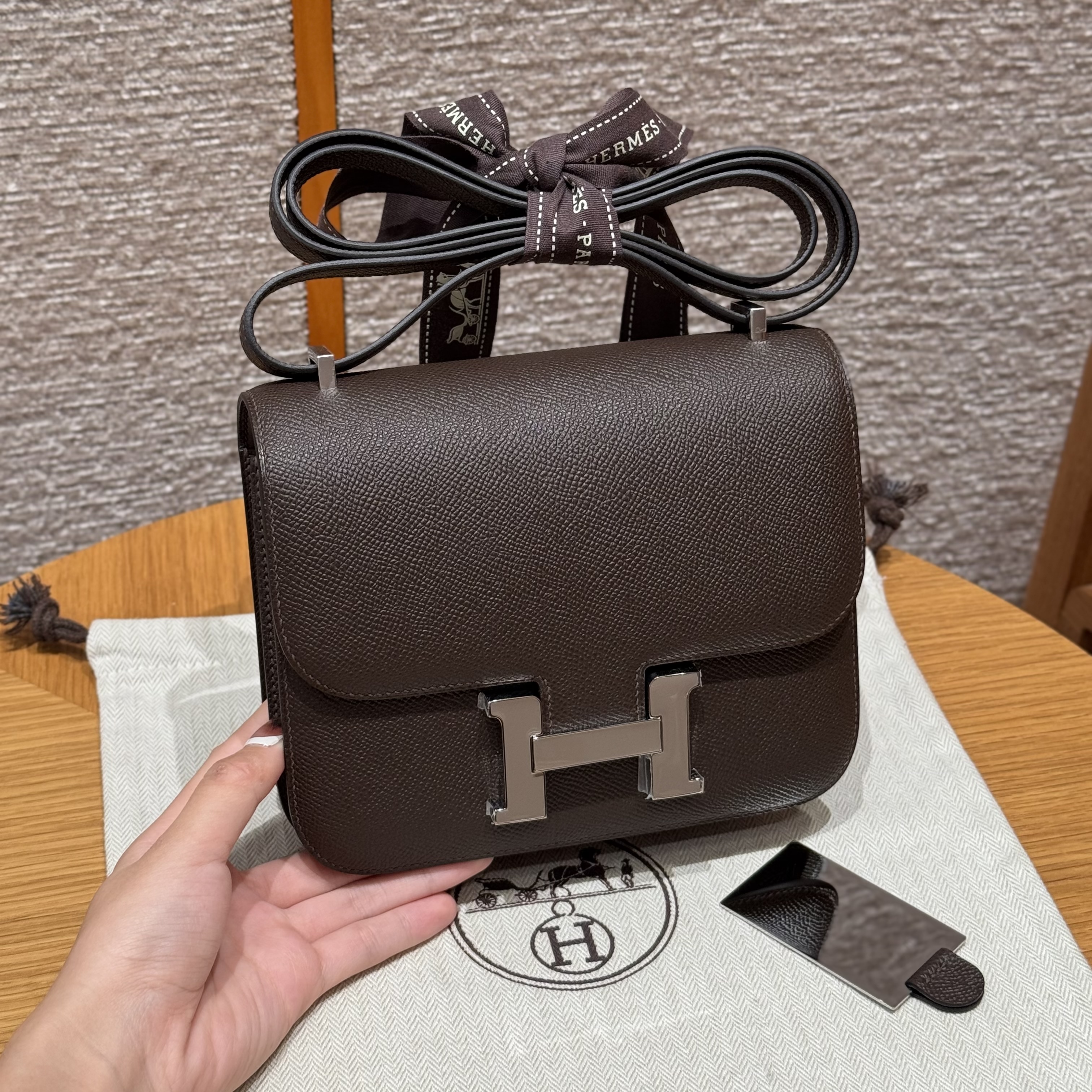 에르메스 Hermes Constance with mirror 19cm Epsom 4C Ecorce/Etoupe enamel fittings