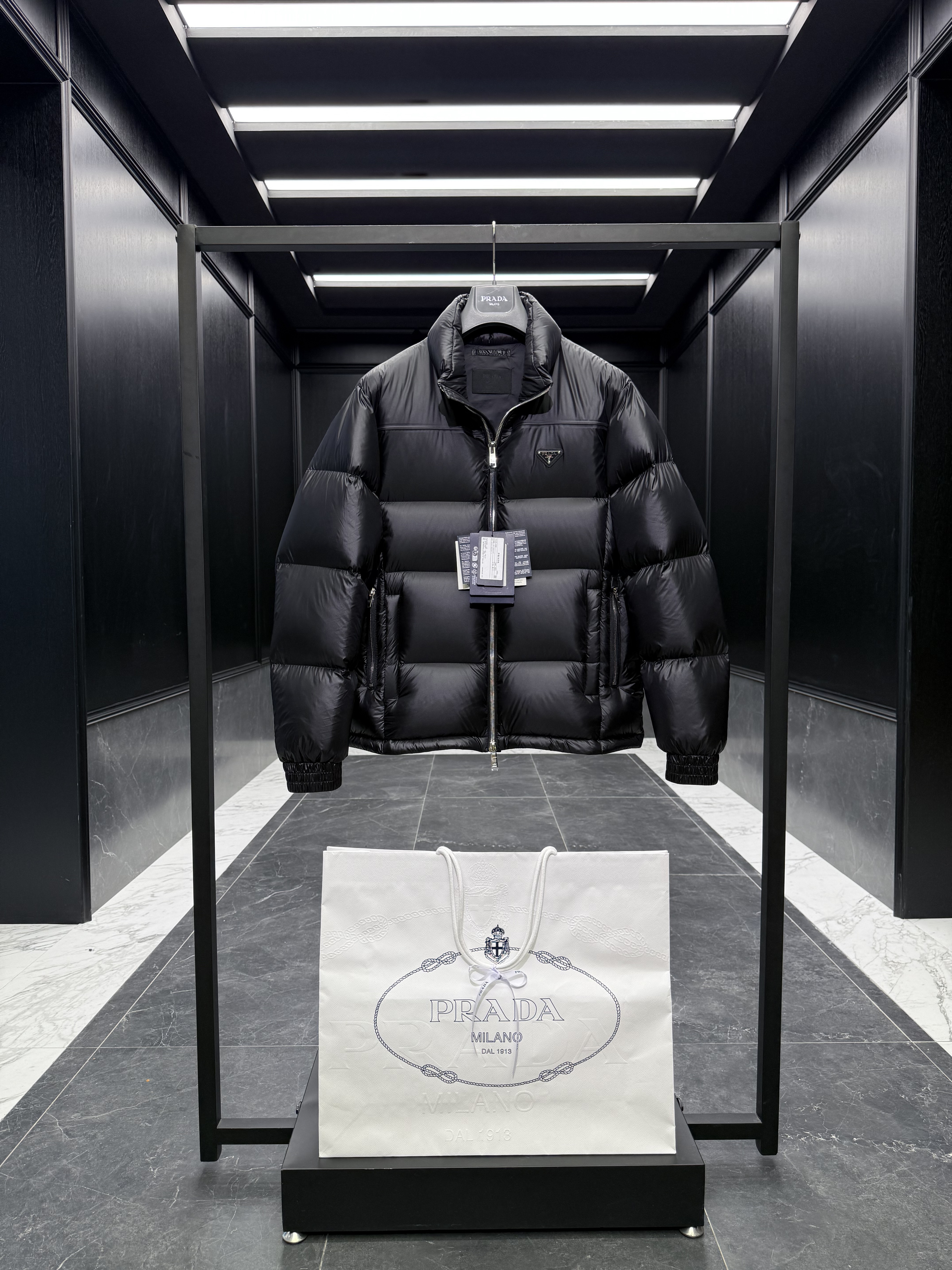 프라다 Prada 다운재킷 197。