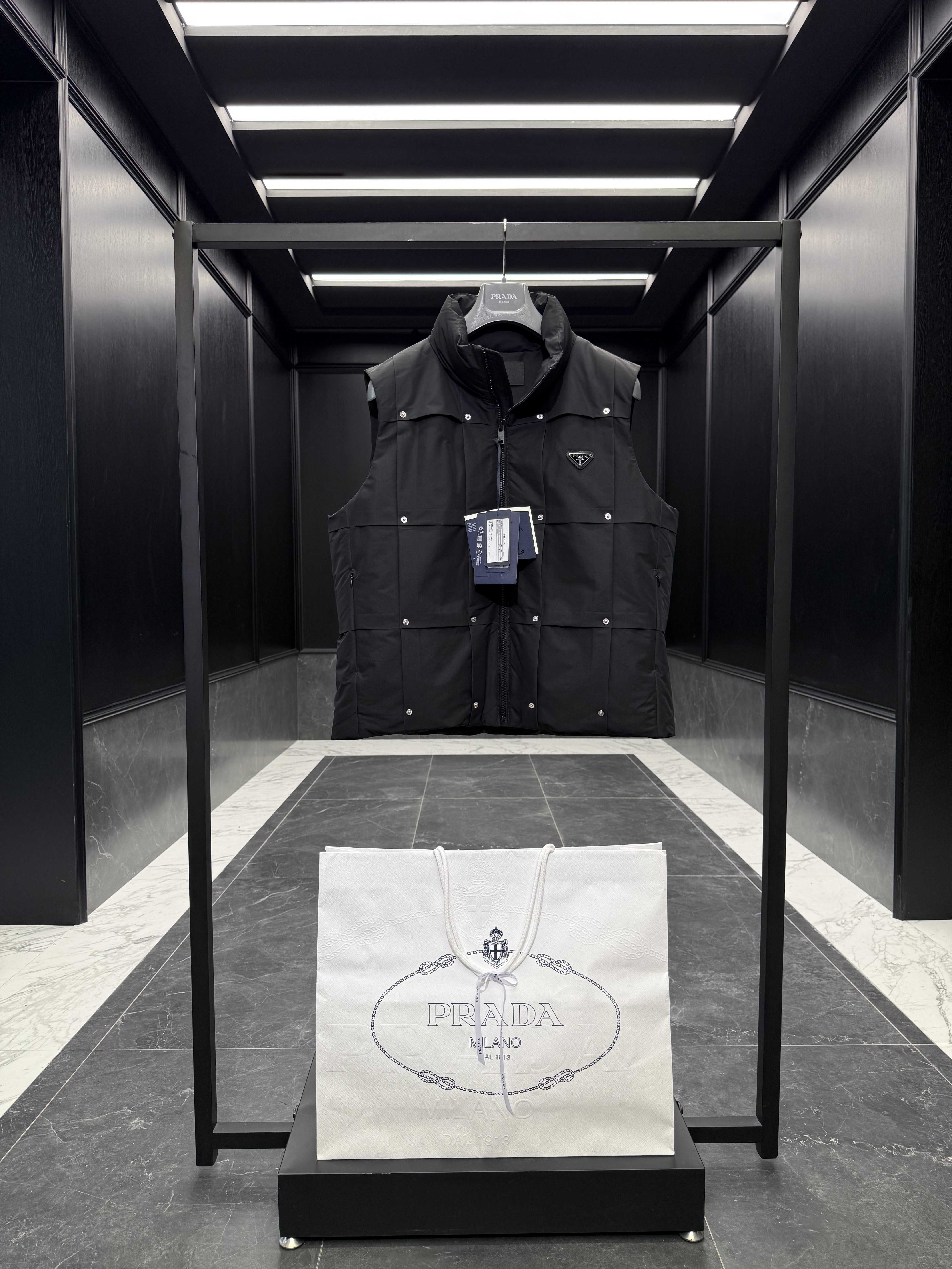 프라다 Prada 조끼 패딩 234.