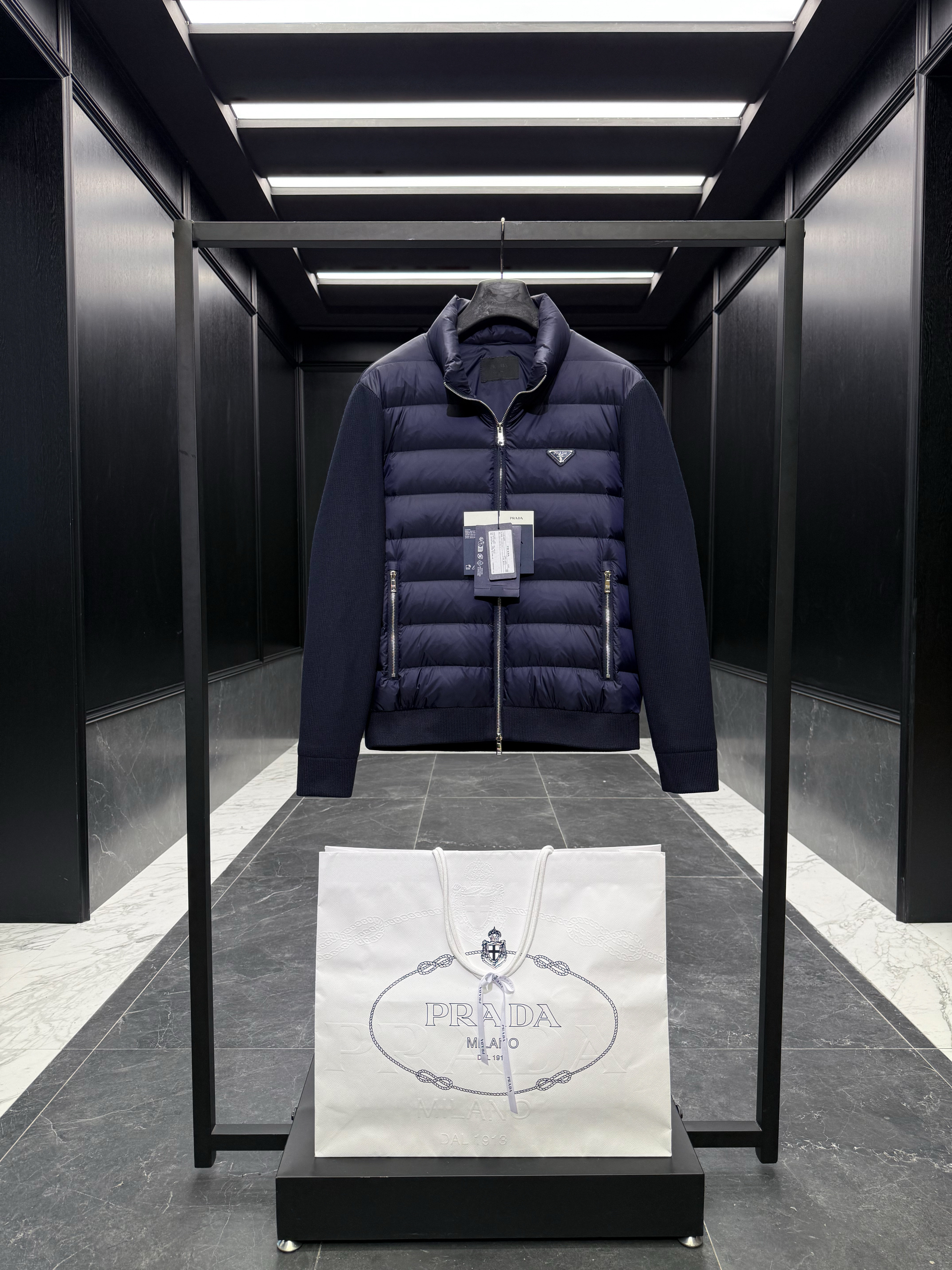 프라다 Prada 니트 패딩。