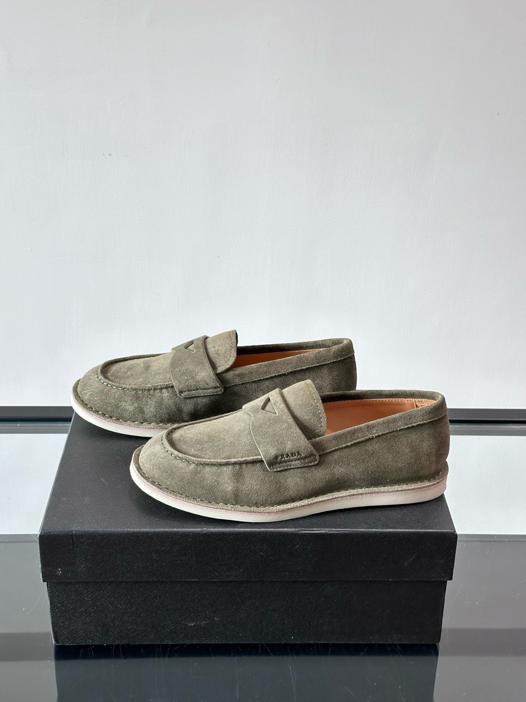 프라다 Prada  로퍼 슈즈