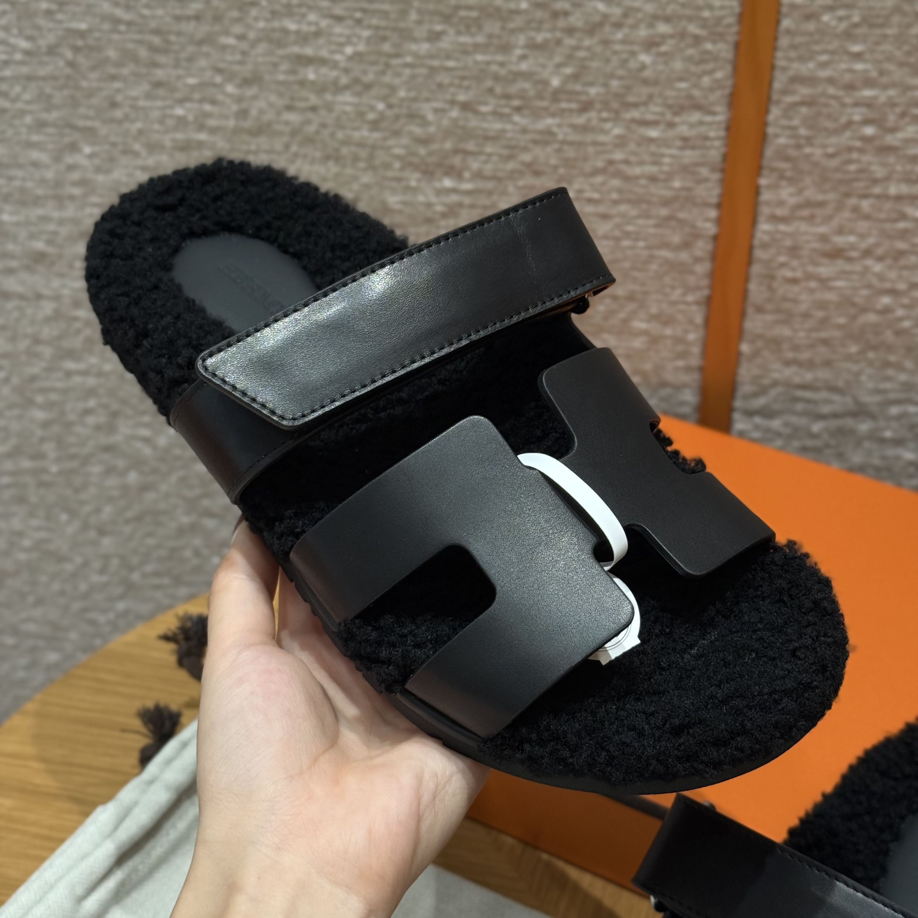 에르메스 Hermes 225 Chypre sandal Chamois and Woolskin&89 Noir
