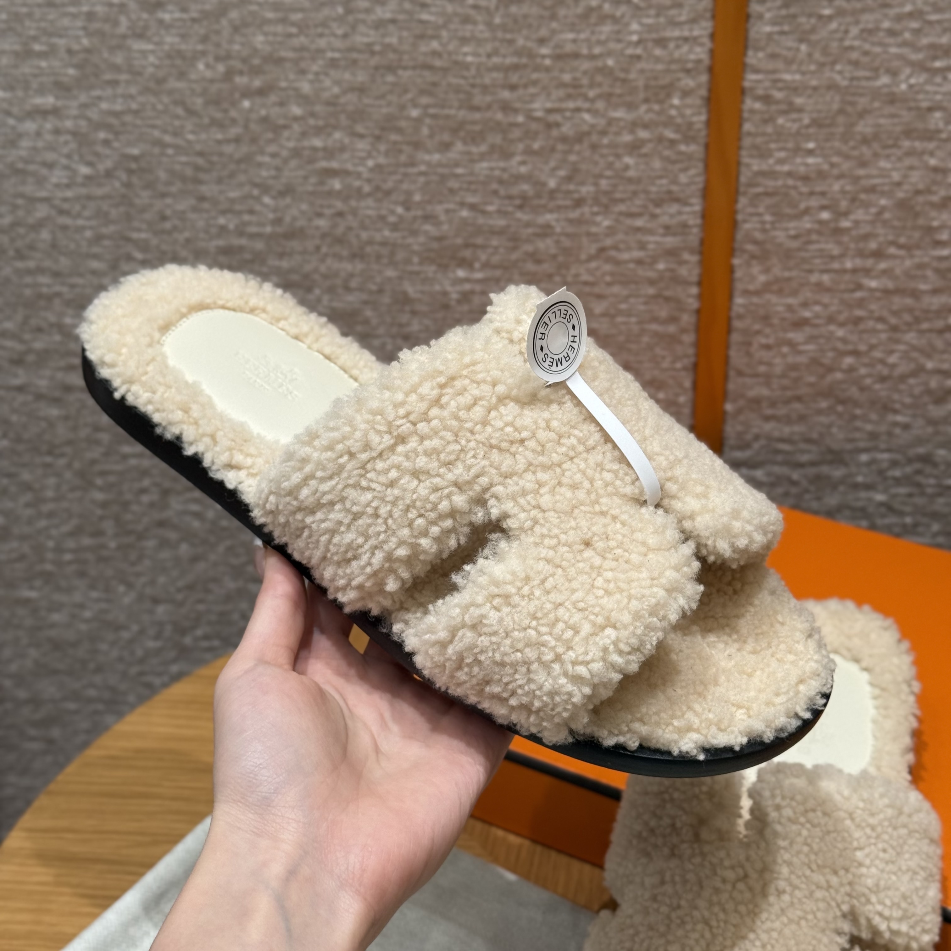 에르메스 Hermes 182 Izmir sandal Woolskin&White