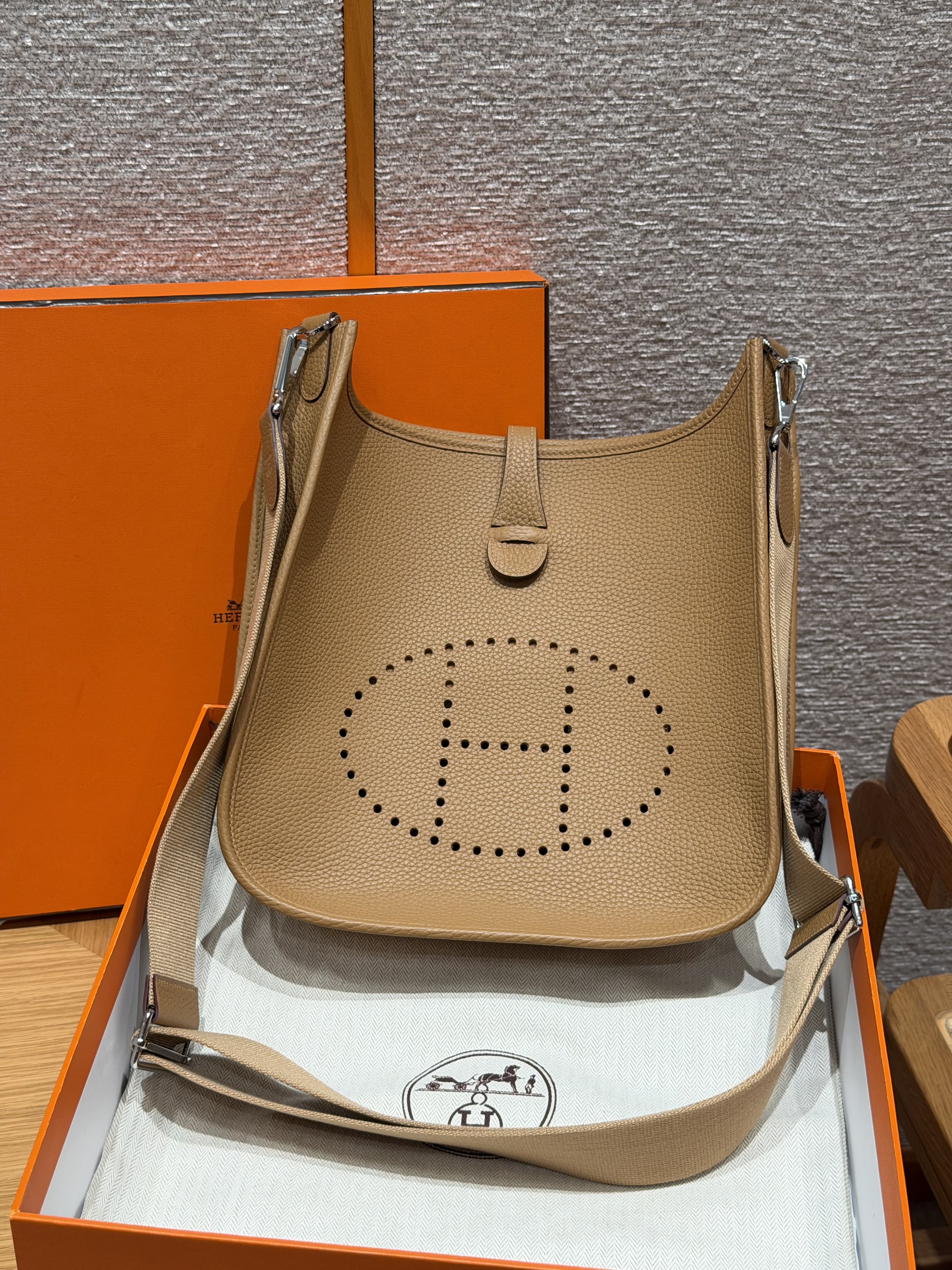 에르메스 Hermes Evelyne 29cm clemence 4B Biscuit/silver