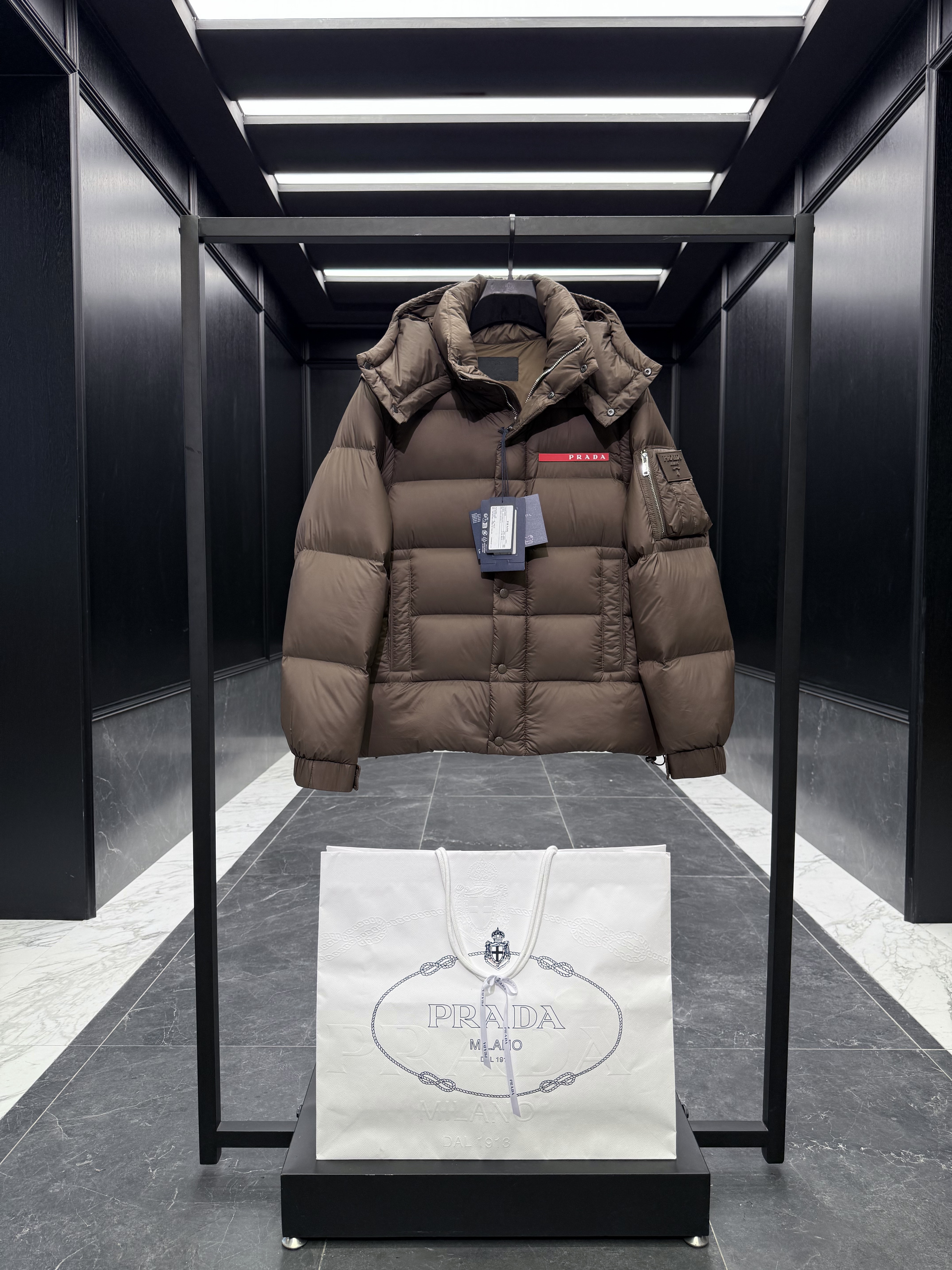 프라다 Prada 다운재킷 788。