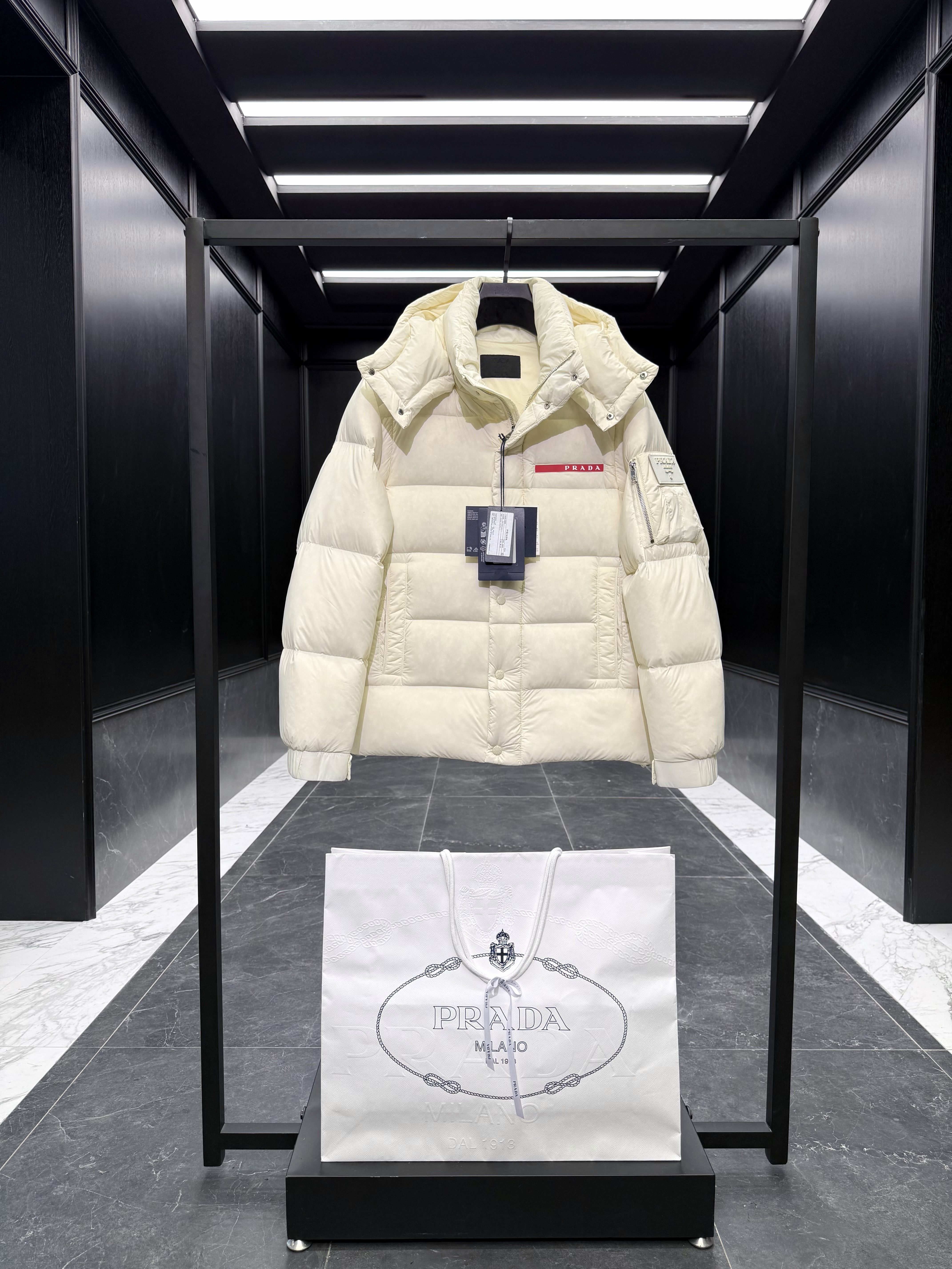 프라다 Prada 다운재킷 788。