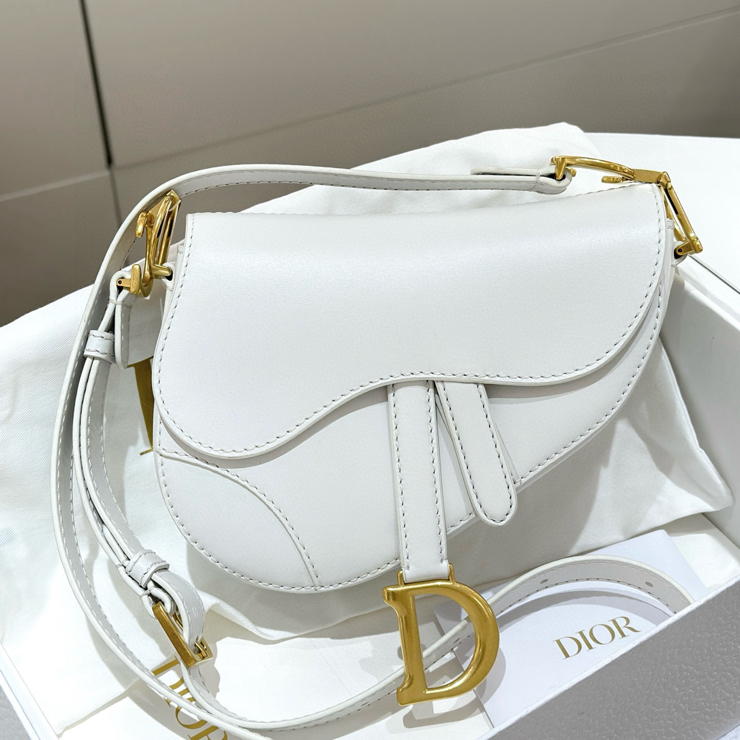 디올 Dior Saddle Bag with Strap White 20cm