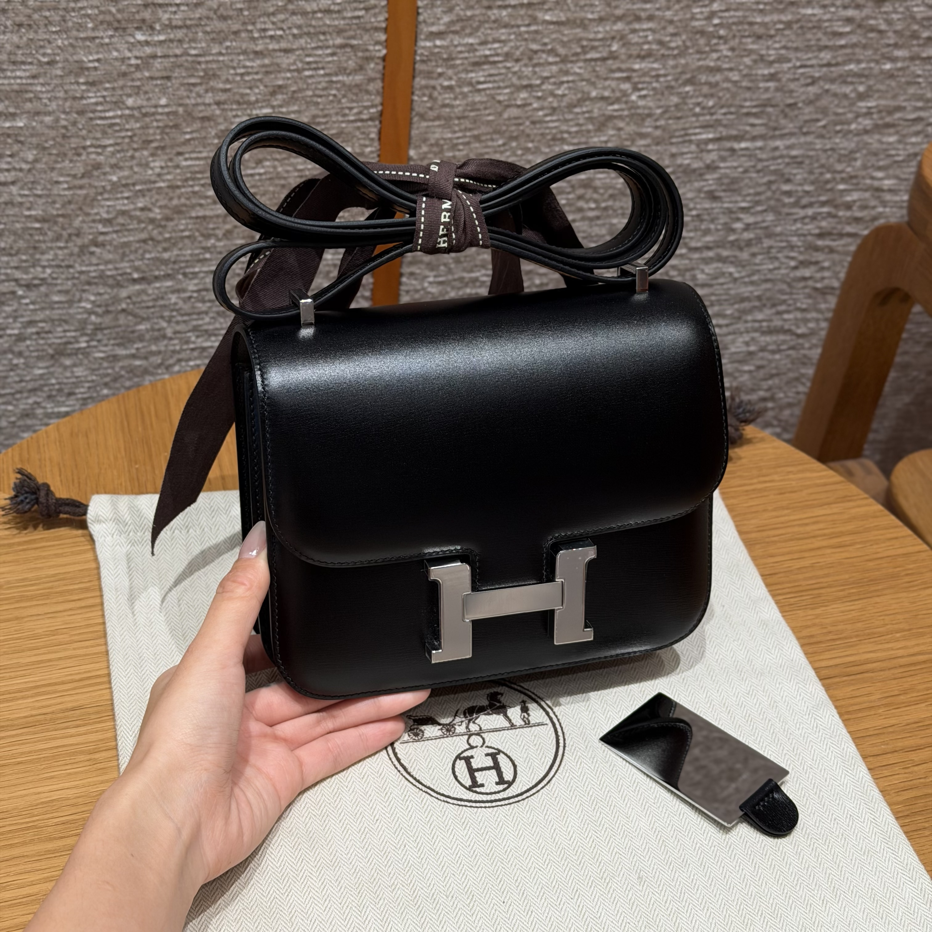 에르메스 Hermes Constance with mirror 19cm Box 89 Noir/silver