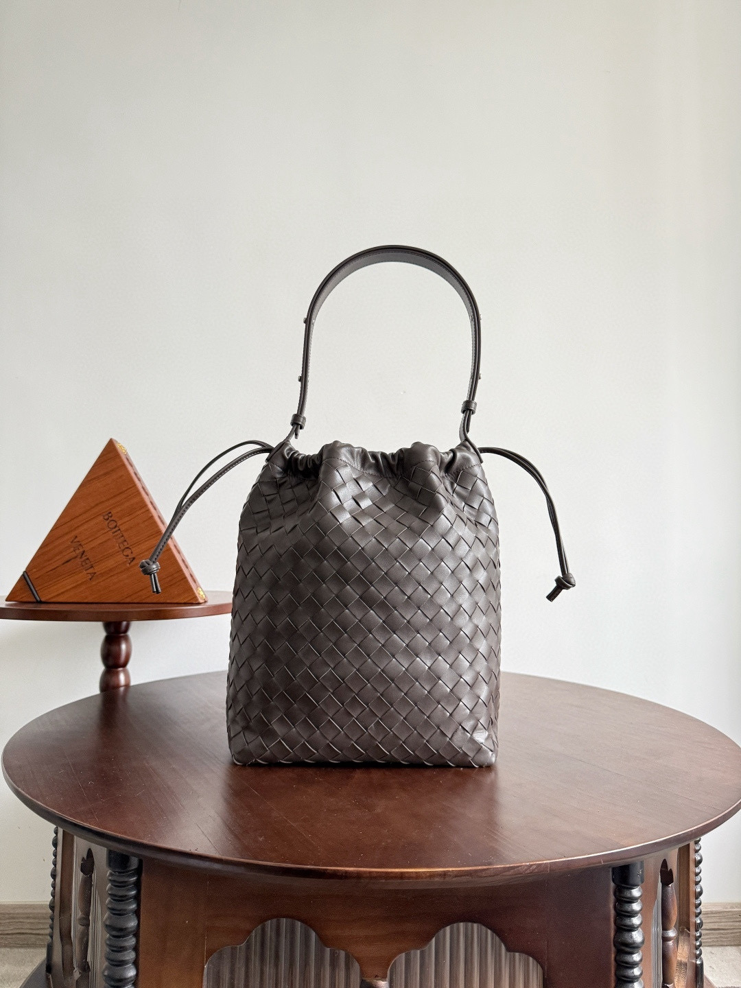 보테가 베네타 Bottega Veneta 836020 Biblioteca Bucket Cypress 24cm