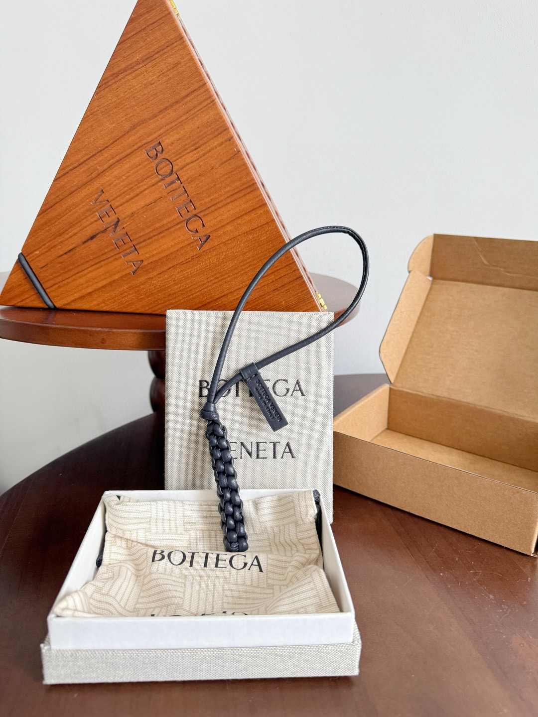 보테가베네타 Bottega Veneta 레터 I 참