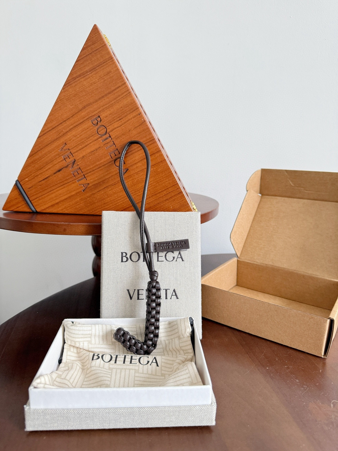 보테가베네타 Bottega Veneta 레터 J 참