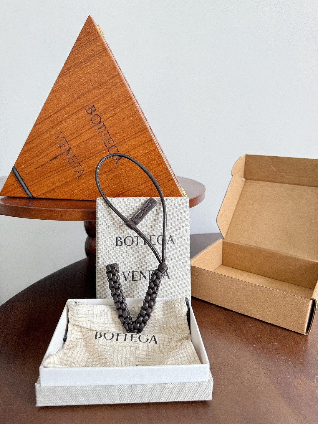 보테가베네타 Bottega Veneta 레터 V 참