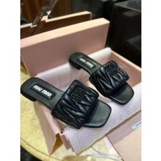 미우 미우 Miu Miu 마테라쎄 나파 레더 슬라이드 블랙