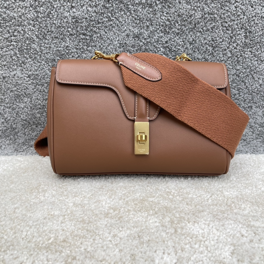 셀린느 Celine 196853 Teen Soft 16 in Supple Grained Calfskin 23cm