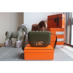 셀린느 Celine 193123 Medium Maillon Triomphe Bag in Natural Calfskin 23cm