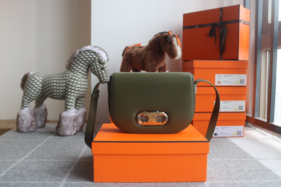 셀린느 Celine 193123 Medium Maillon Triomphe Bag in Natural Calfskin 23cm