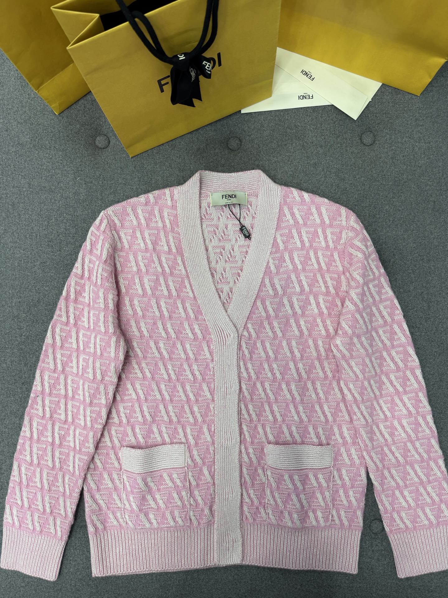 펜디 FENDI 가디건