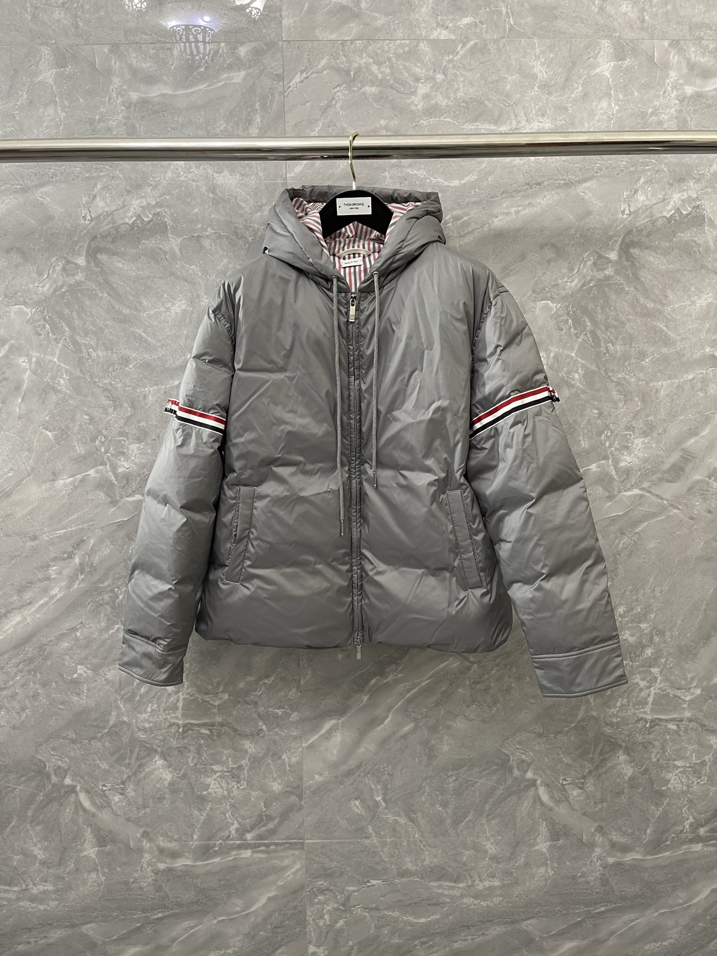 톰브라운 Thom Browne 다운재킷.