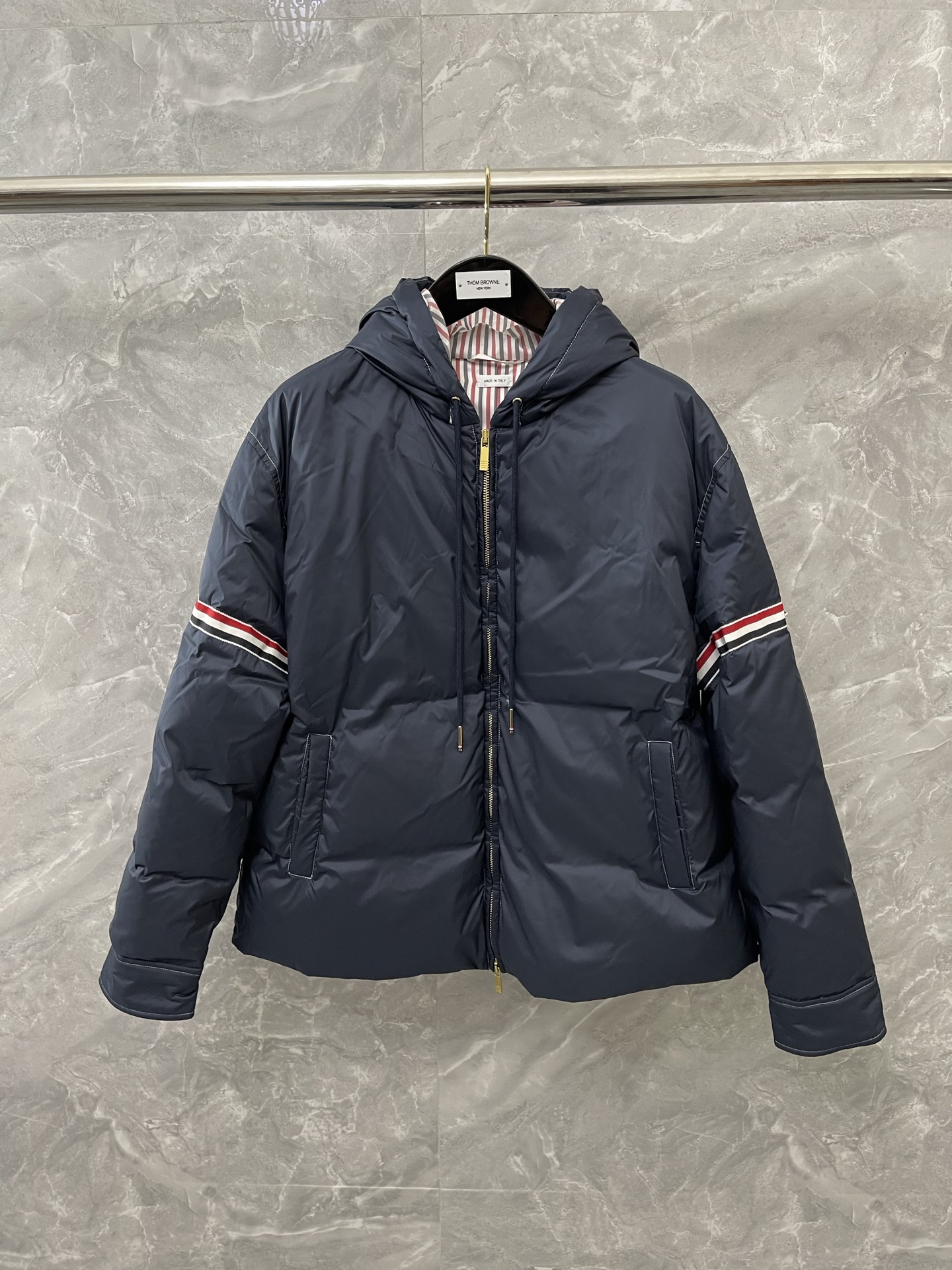 톰브라운 Thom Browne 다운재킷.