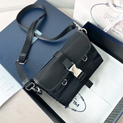 프라다 Prada 2ZT071 스피드록 리나일론 및 가죽 스마트폰 케이스 19cm