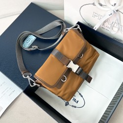 프라다 Prada 2ZT071 스피드록 리나일론 및 가죽 스마트폰 케이스 19cm