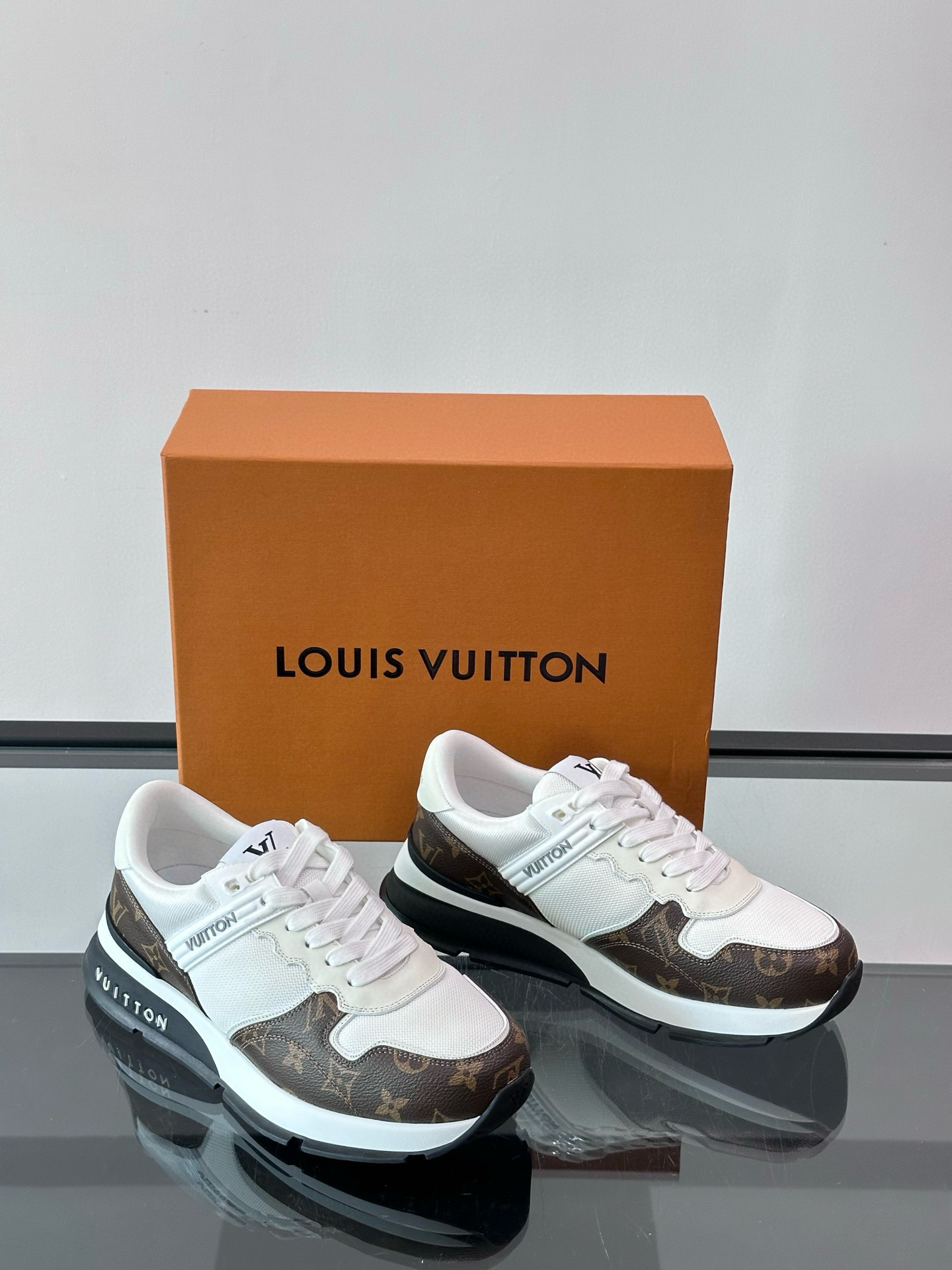 루이비통 Louis Vuitton Run Away Maxi 스니커즈 White