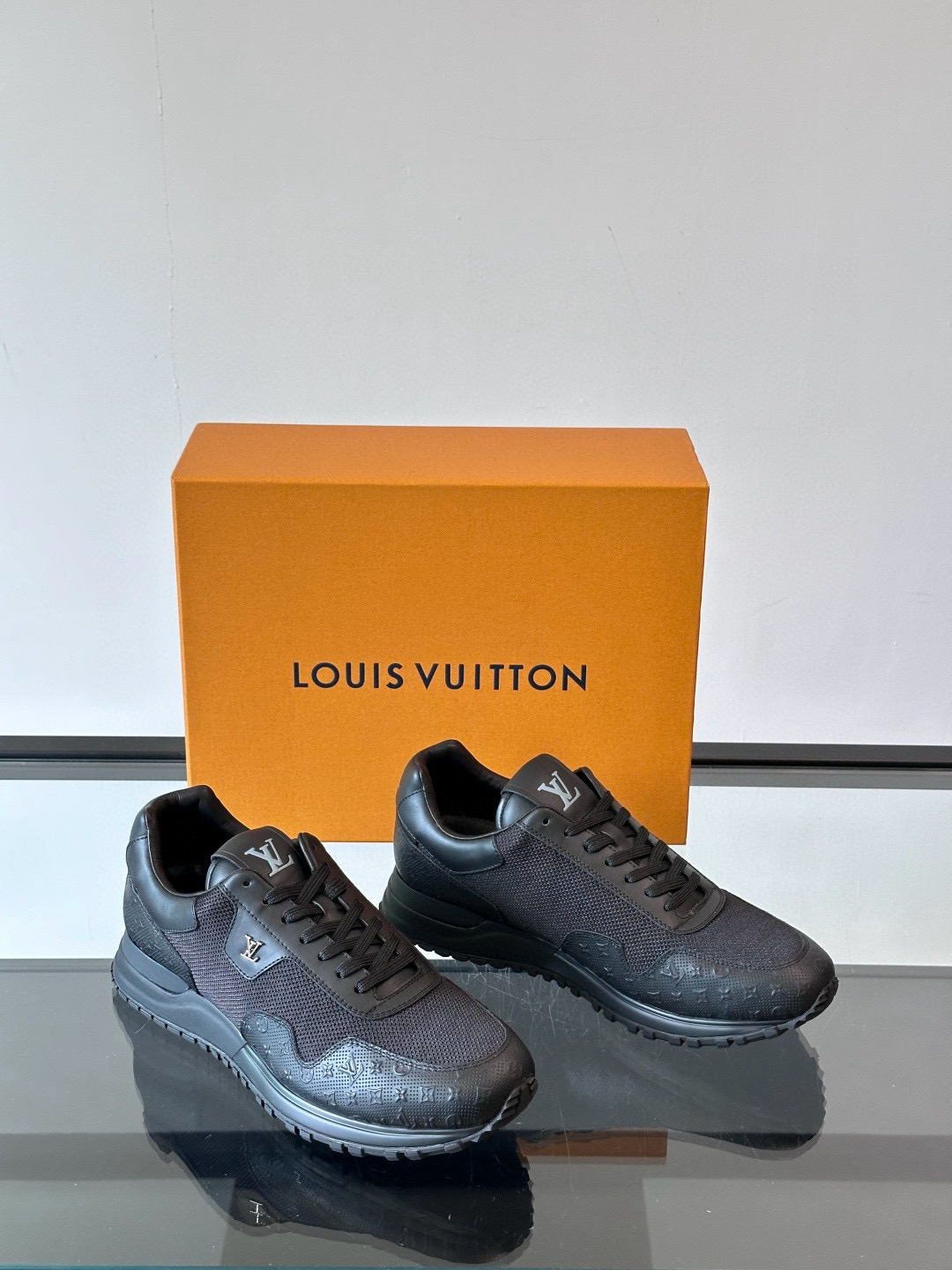 루이비통 Louis Vuitton Run Away 스니커즈 Black