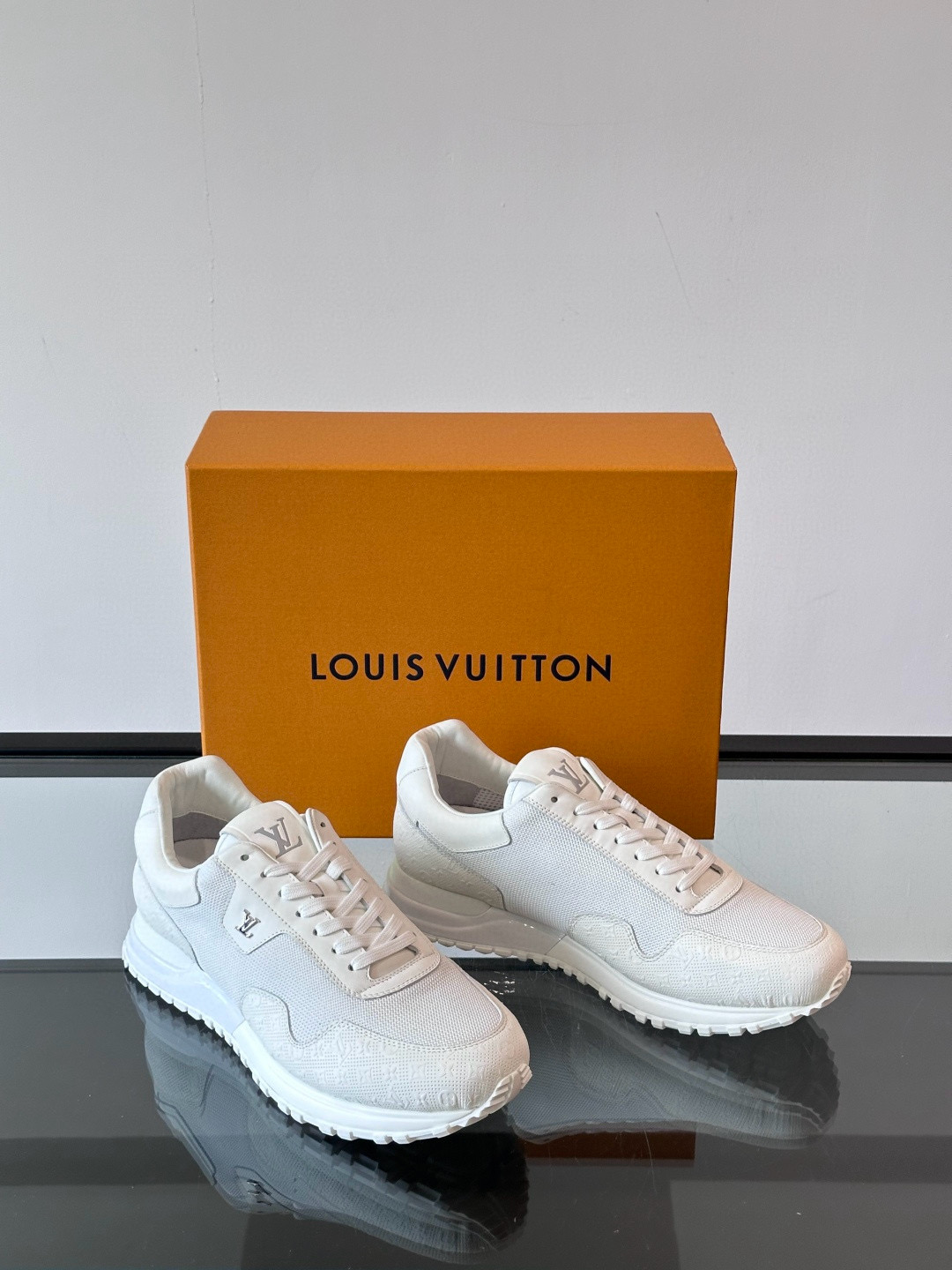 루이비통 Louis Vuitton Run Away 스니커즈 White