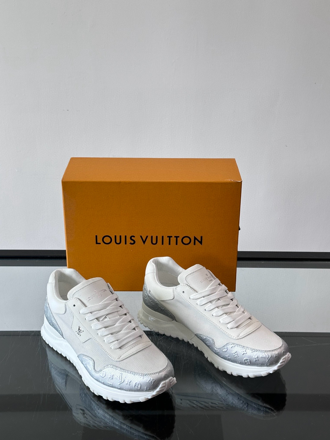 루이비통 Louis Vuitton Run Away 스니커즈